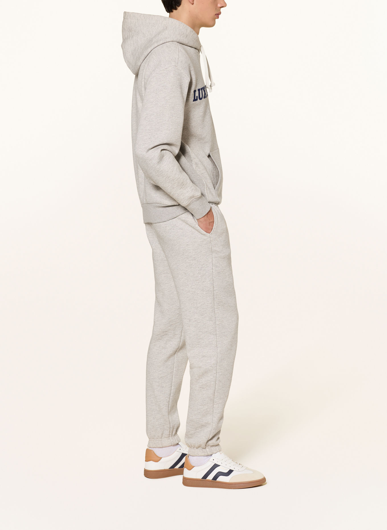 GANT Pantaloni de trening: GRI DESCHIS / ALBASTRU ÎNCHIS