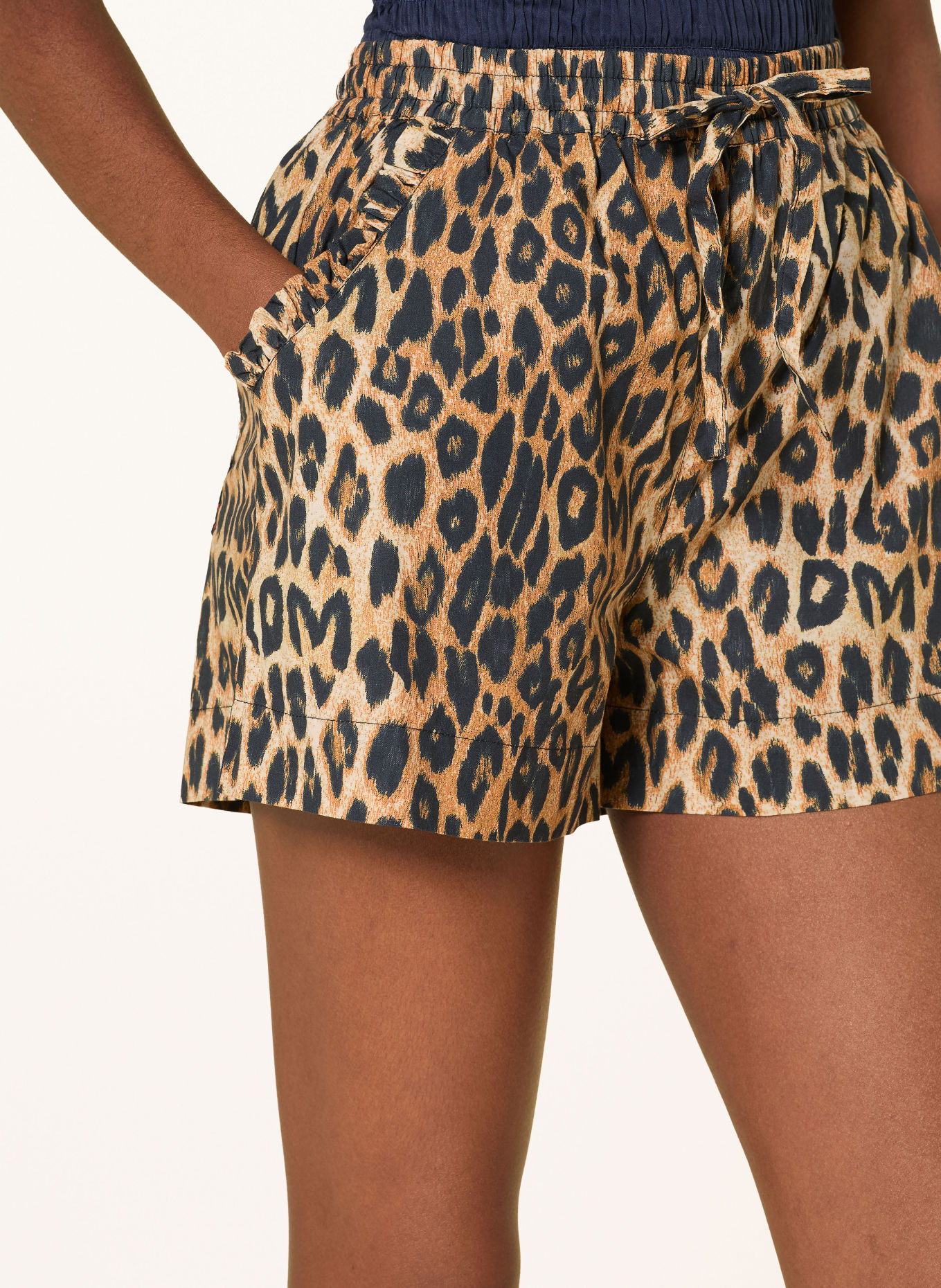 DAMSON MADDER. Shorts: COGNAC / BEIGE / SCHWARZ