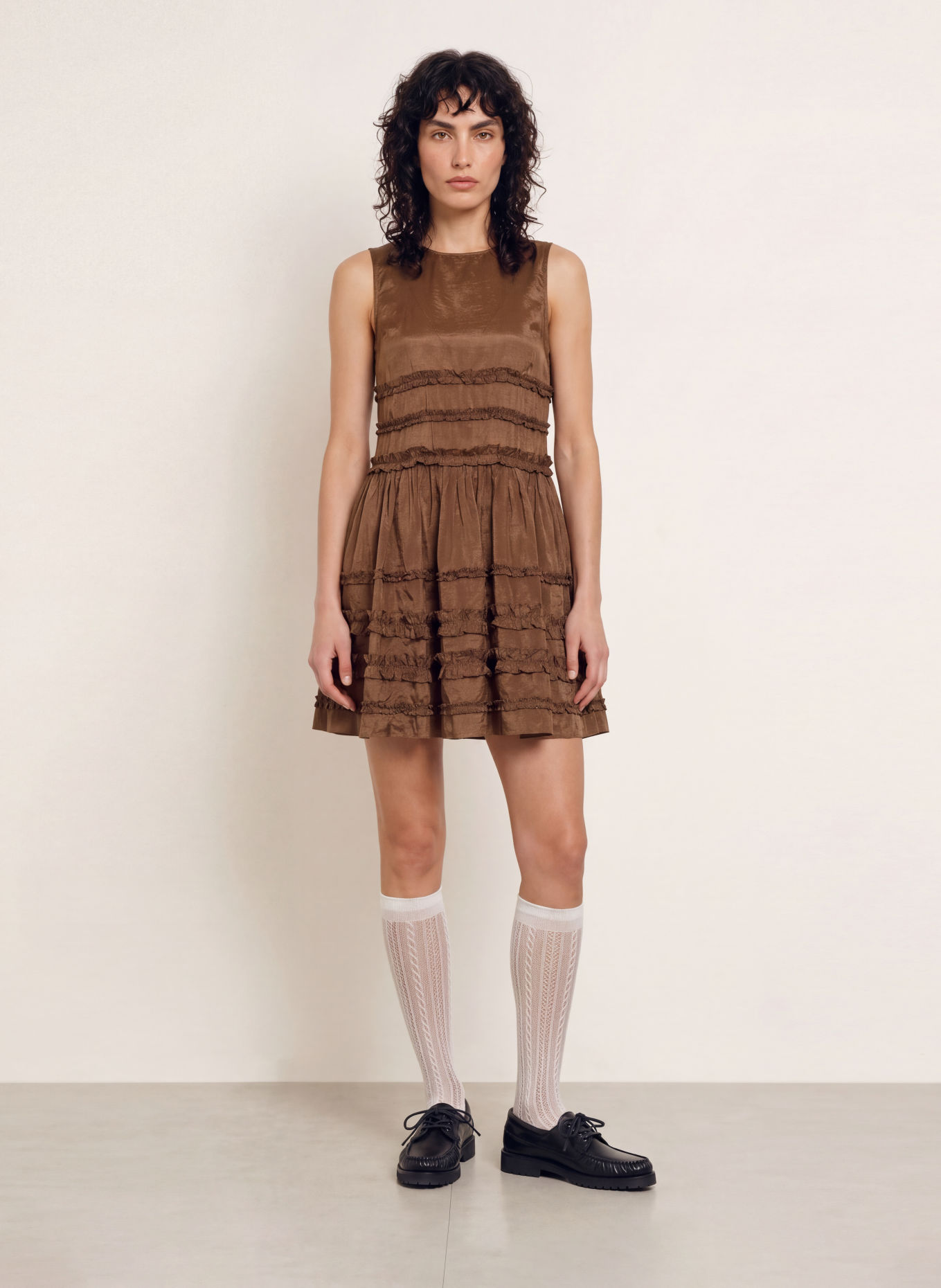 DAMSON MADDER. Kleid REED mit Rüschen: BRAUN
