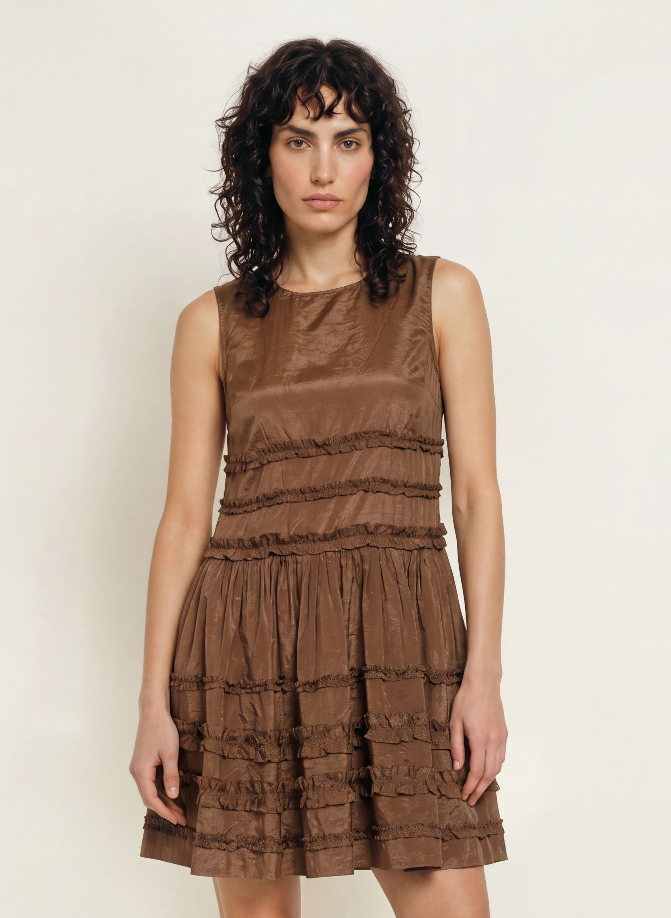 DAMSON MADDER. Kleid REED mit Rüschen: BRAUN