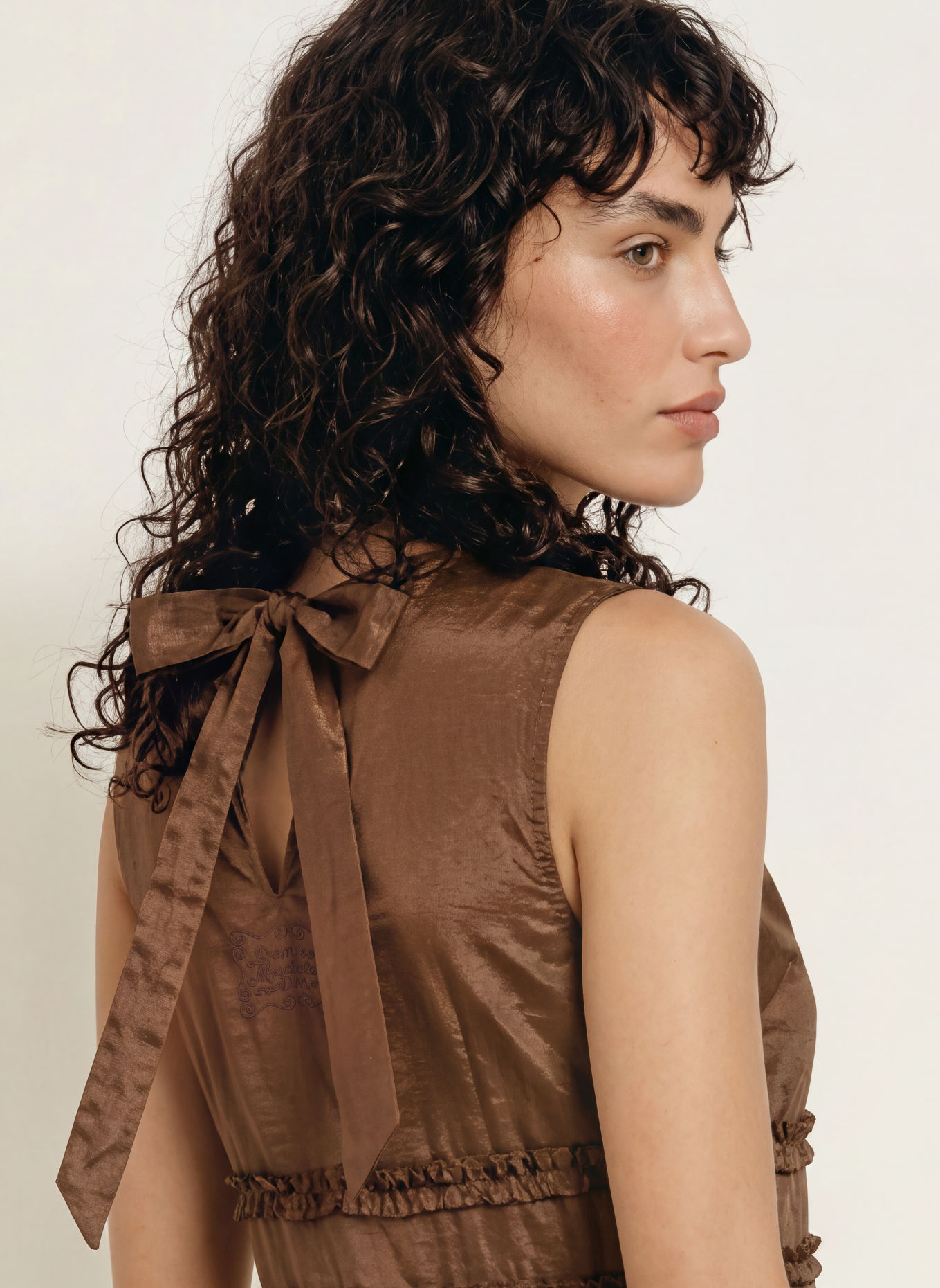 DAMSON MADDER. Kleid REED mit Rüschen: BRAUN