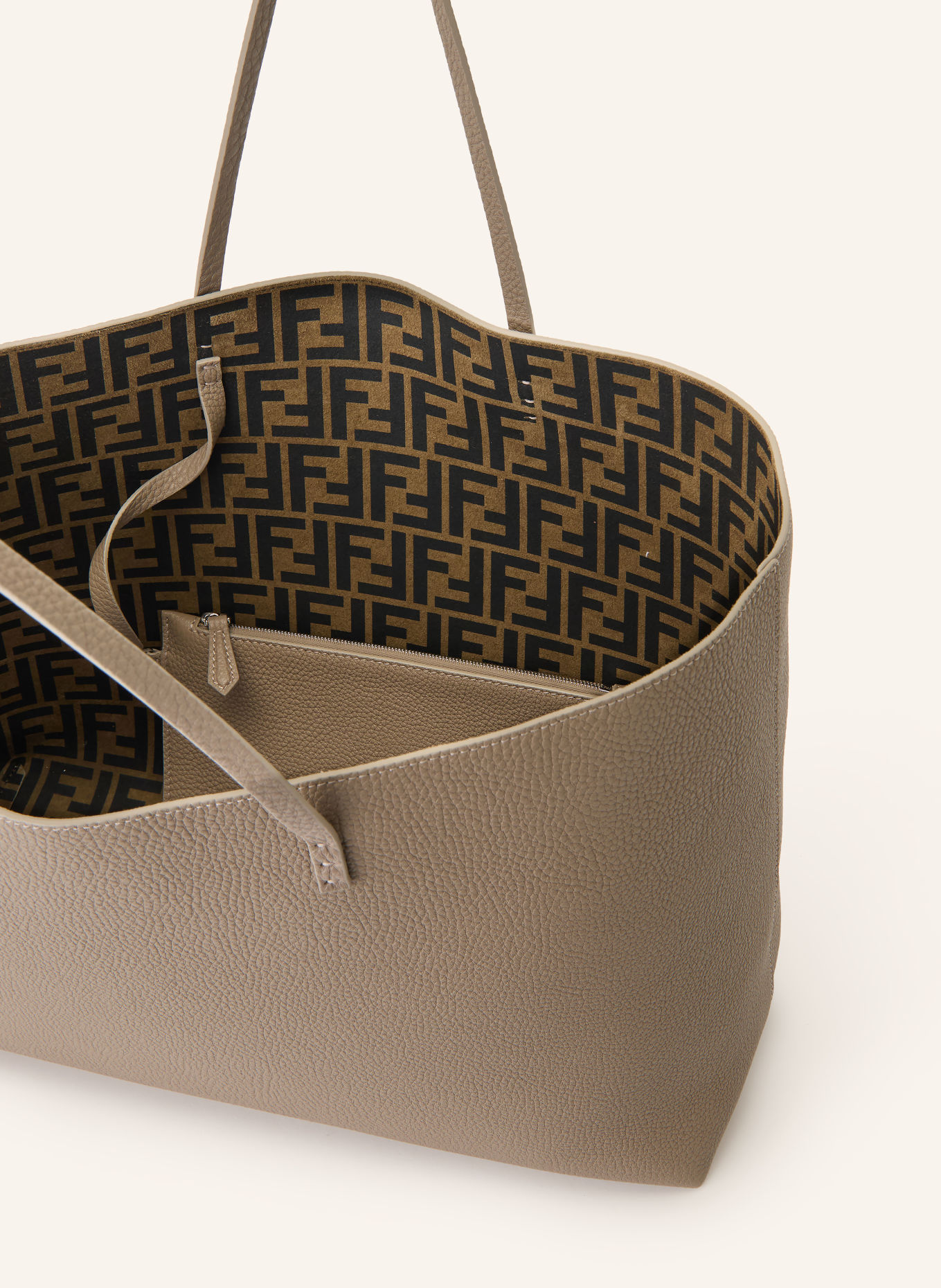 FENDI Shoppers ROLL MEDIUM met Pouch: TAUPE