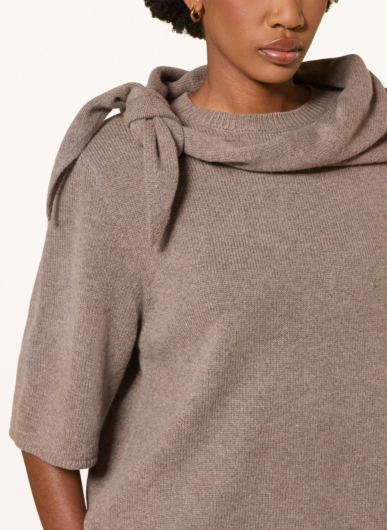 ARAKII ELA Knit Shirt Made of Merino Wool with a Detachable Scarf: TAUPE