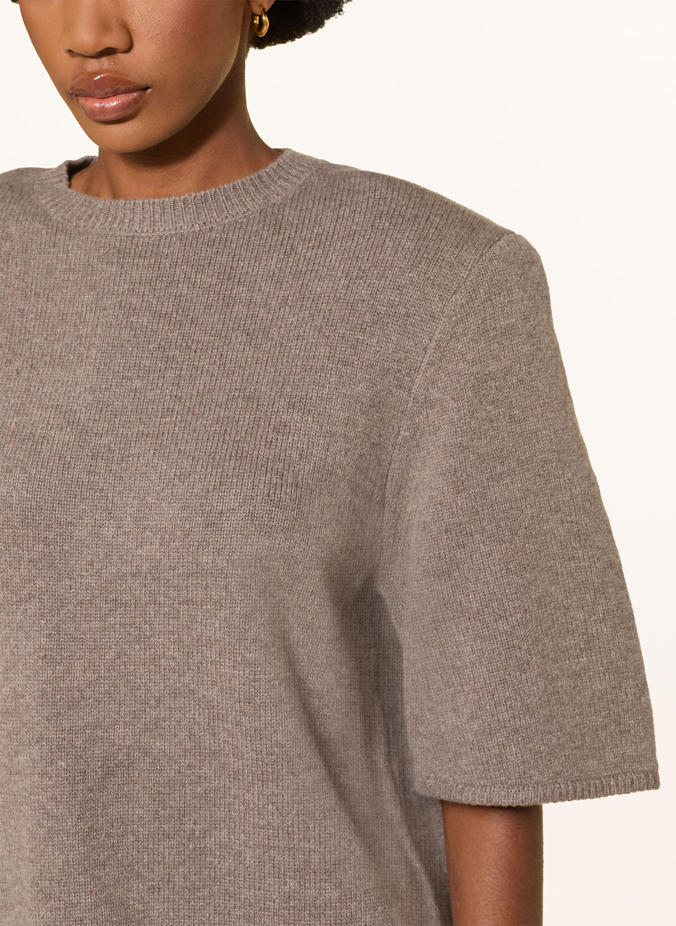 ARAKII ELA Knit Shirt Made of Merino Wool with a Detachable Scarf: TAUPE