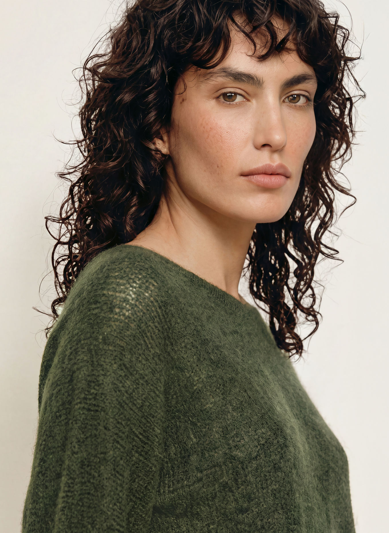 ba&sh Pullover ISAAC mit Mohair und Schmucksteinen: KHAKI