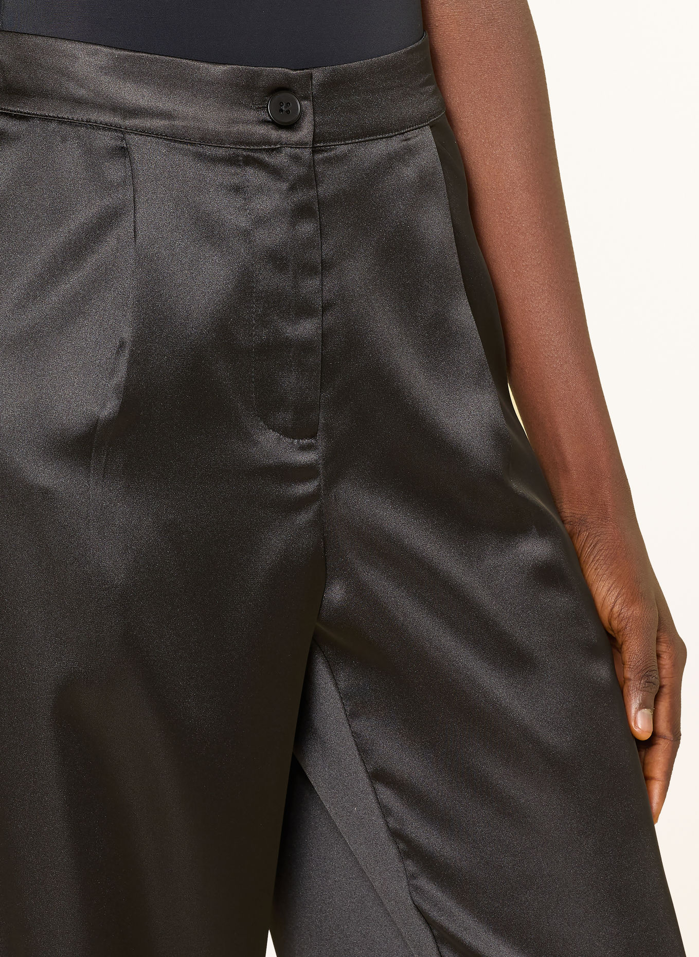 darling harbour Marlenehose aus Satin: BLACK