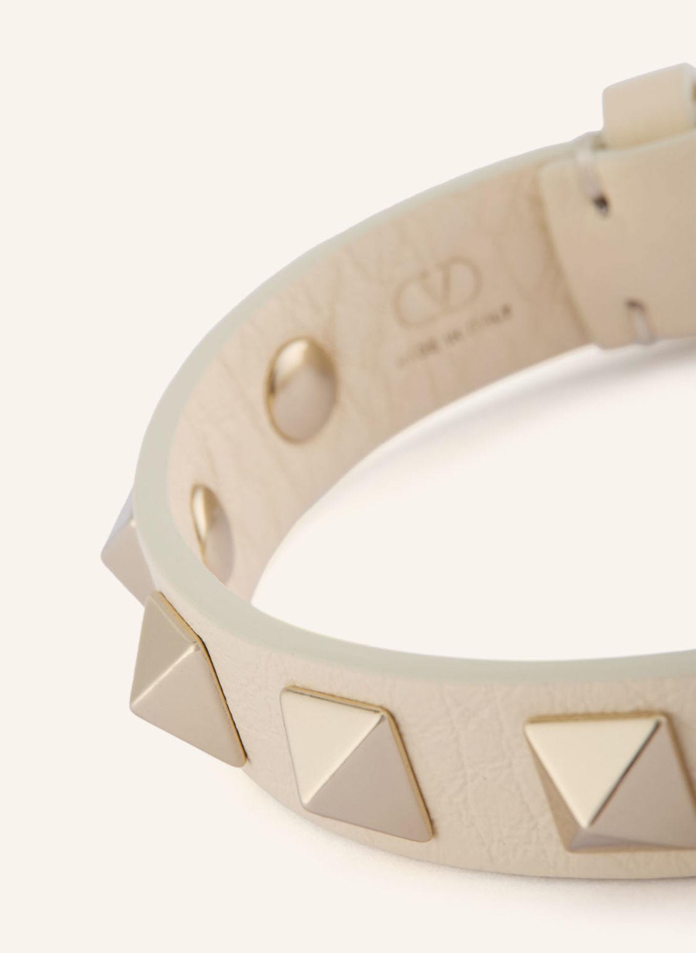 VALENTINO GARAVANI ROCKSTUD Leather Bracelet with Studs: CREAM / GOLD