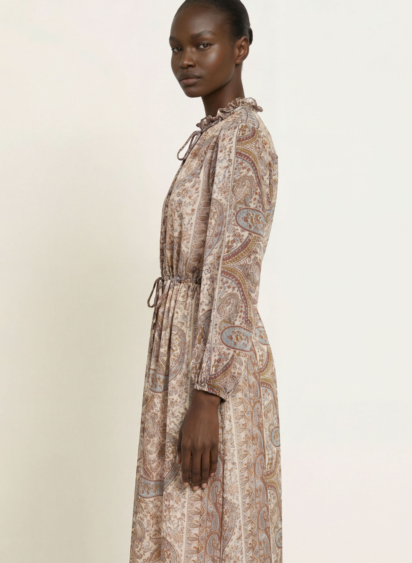 ba&sh Kleid CIAHARA mit Rüschen: TÜRKIS / BRAUN / CREME