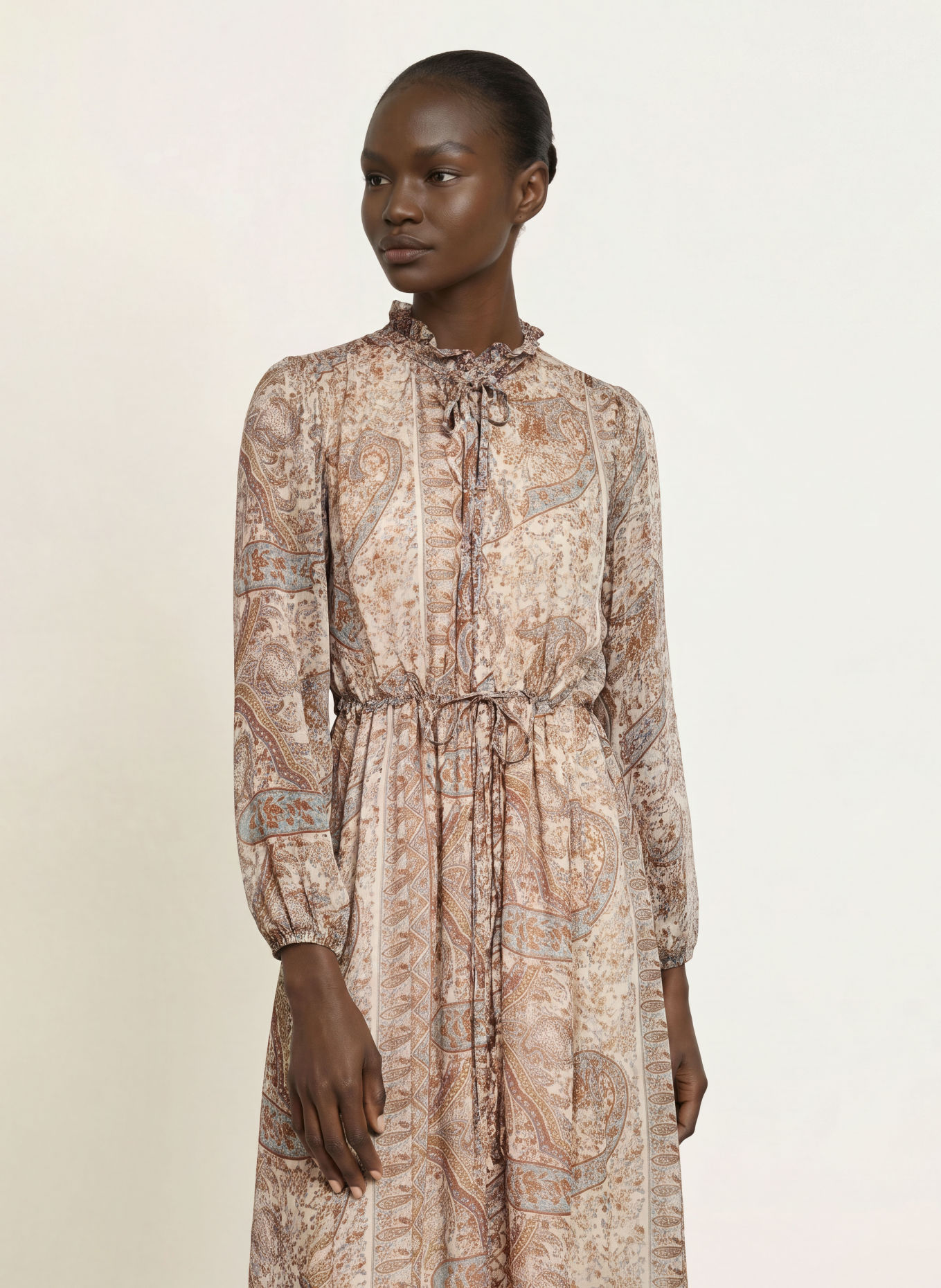 ba&sh Kleid CIAHARA mit Rüschen: TÜRKIS / BRAUN / CREME