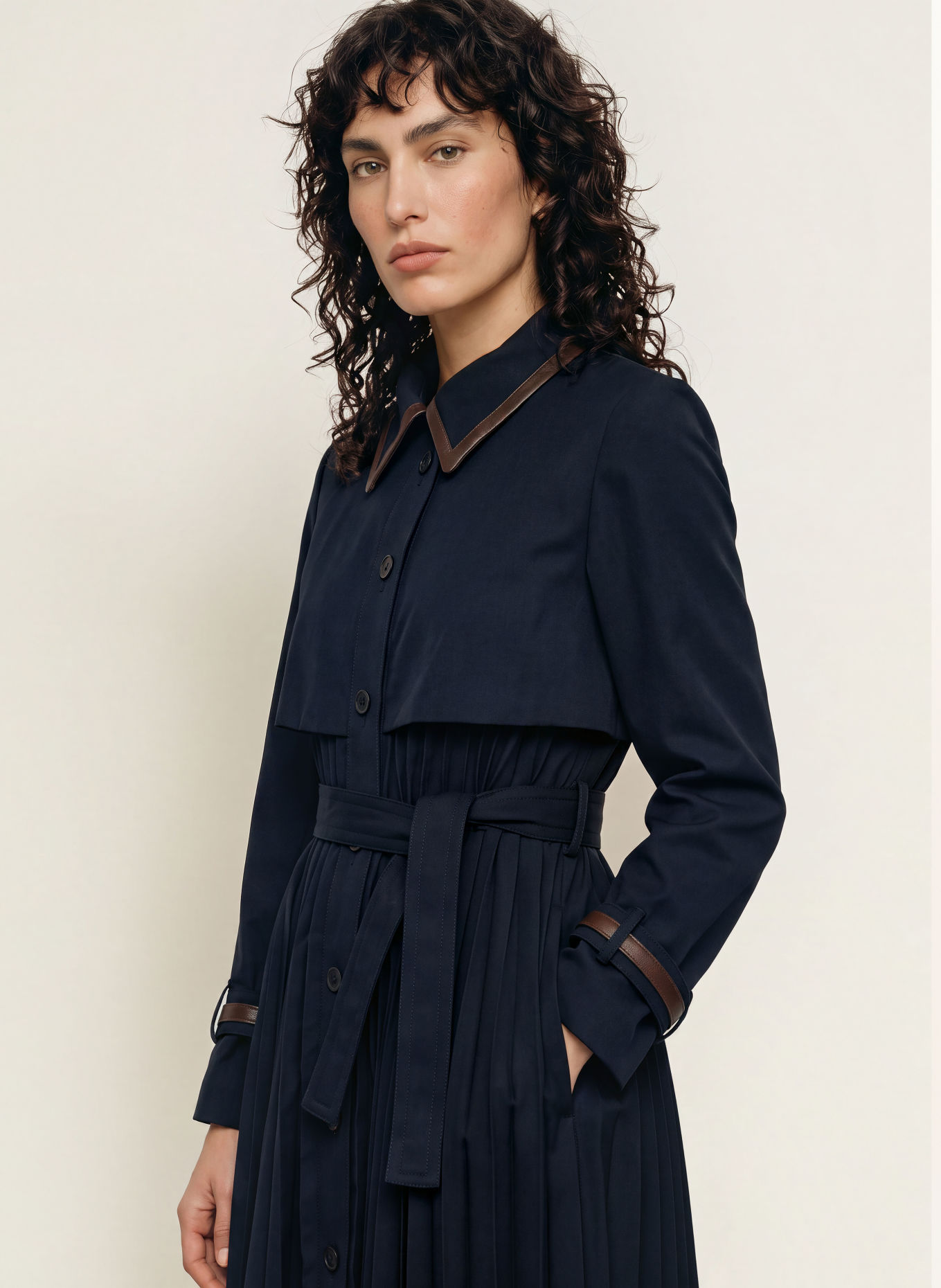 SANDRO Trenchcoat mit Plissees: DUNKELBLAU / DUNKELBRAUN