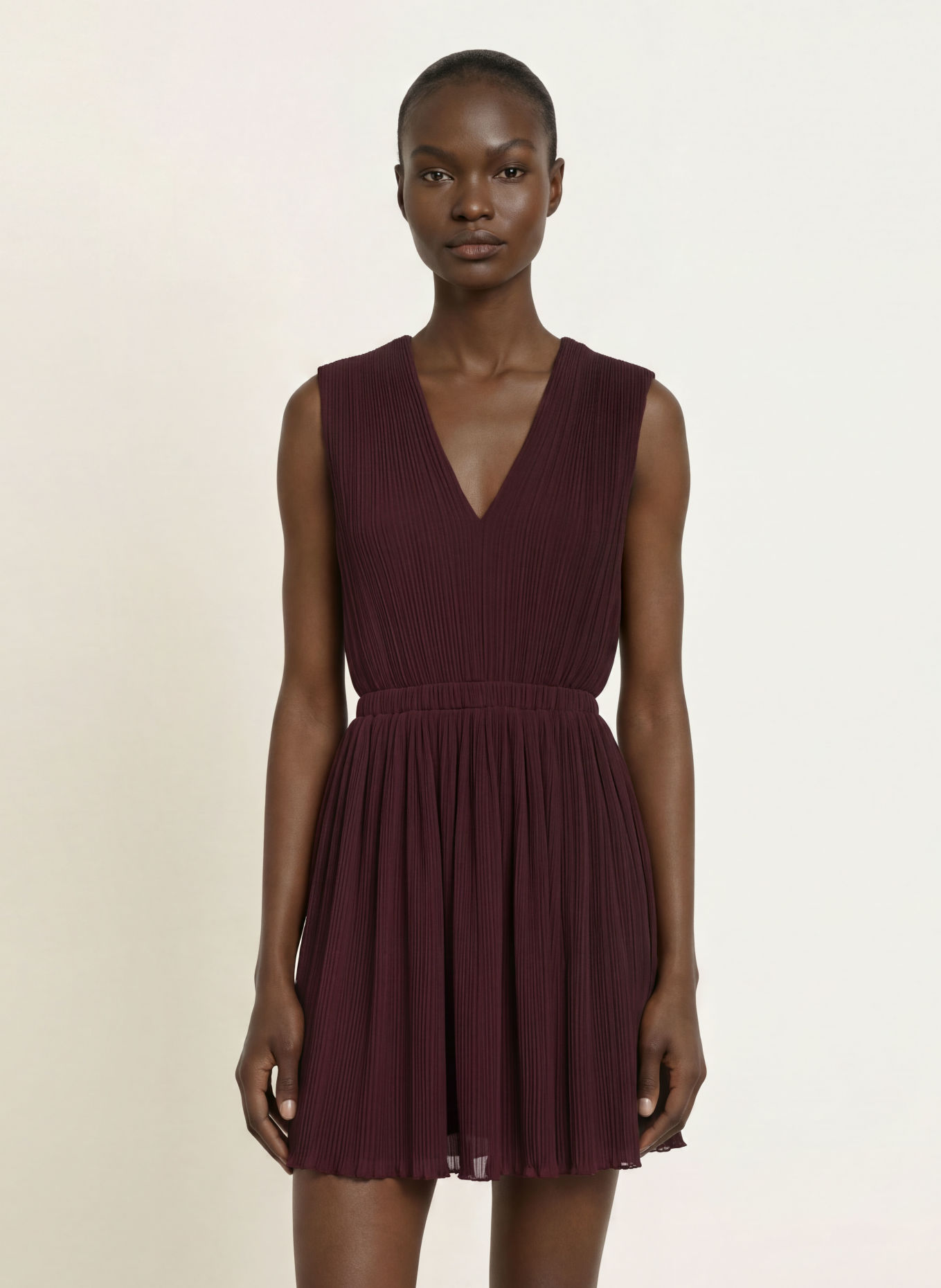 maje Kleid mit Plissees und Cut-out: DUNKELLILA