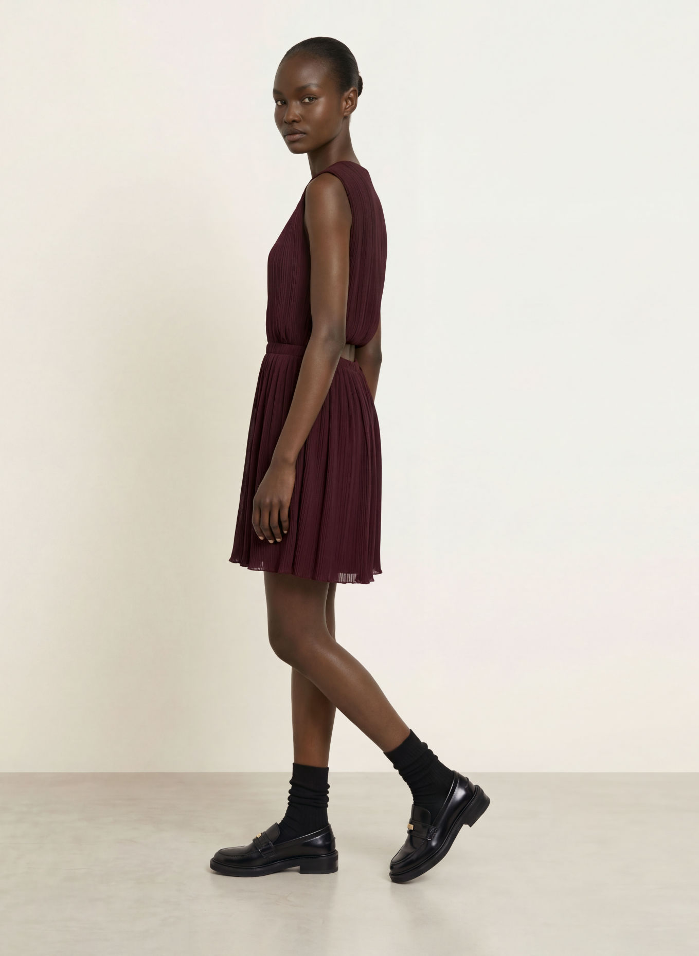 maje Kleid mit Plissees und Cut-out: DUNKELLILA