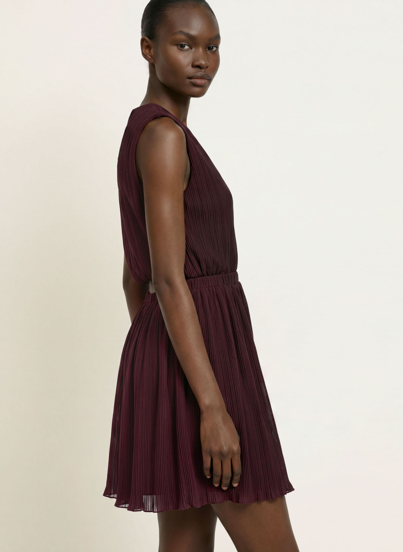 maje Kleid mit Plissees und Cut-out: DUNKELLILA