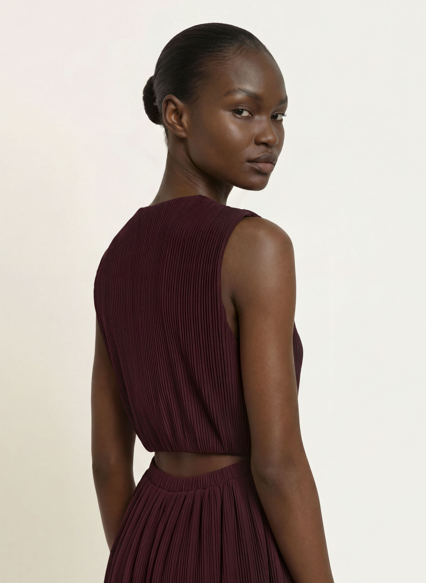 maje Kleid mit Plissees und Cut-out: DUNKELLILA