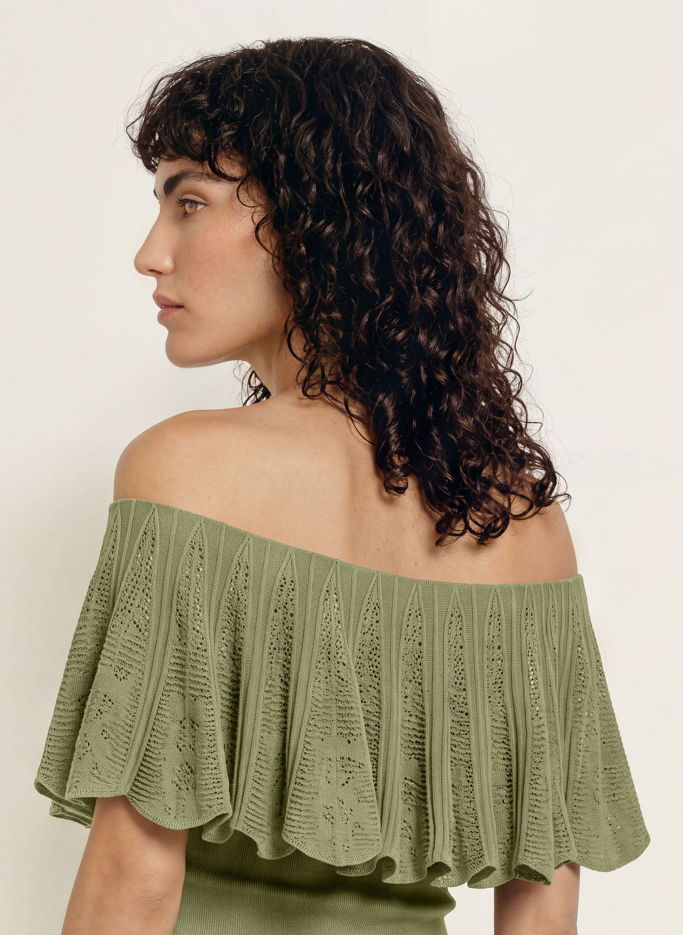 ba&sh Off-Shoulder-Stricktop mit Volants: OLIV