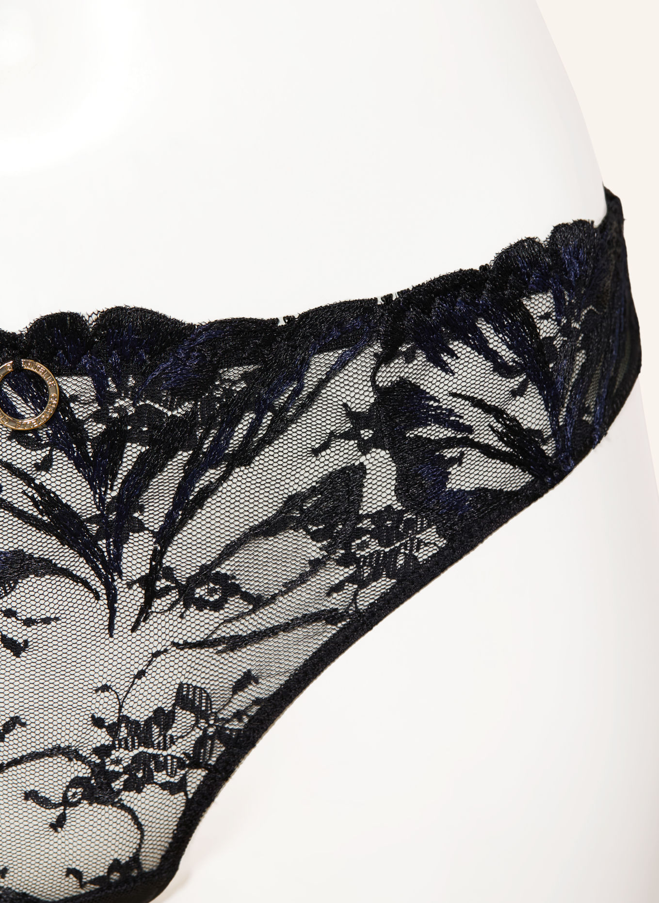CHANTELLE String ILLUSION met uitsnijding: E62 CREPUSCULAR BLACK