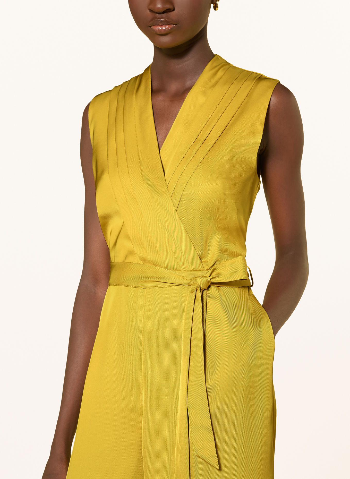 Phase Eight Jumpsuit TAYLOR van satijn: DONKERGEEL