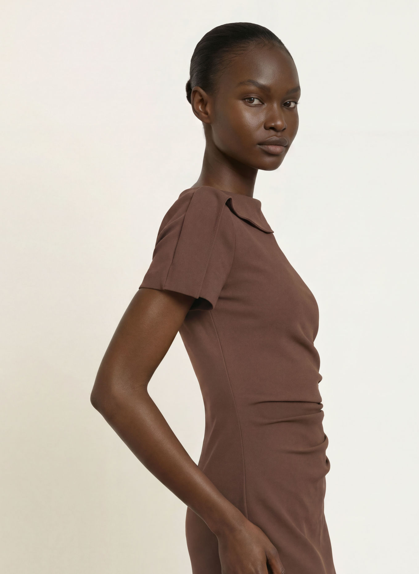 REISS HILARY-etui-jurk van jersey met volants: BRUIN