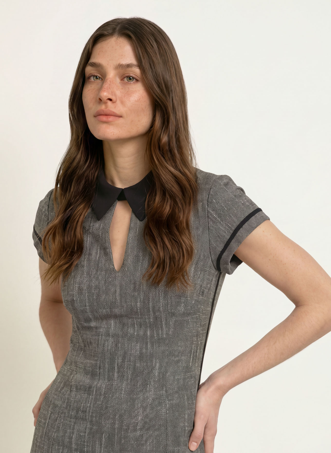 REISS Robe fourreau AVA à rayures galon: GRIS FONCÉ / NOIR