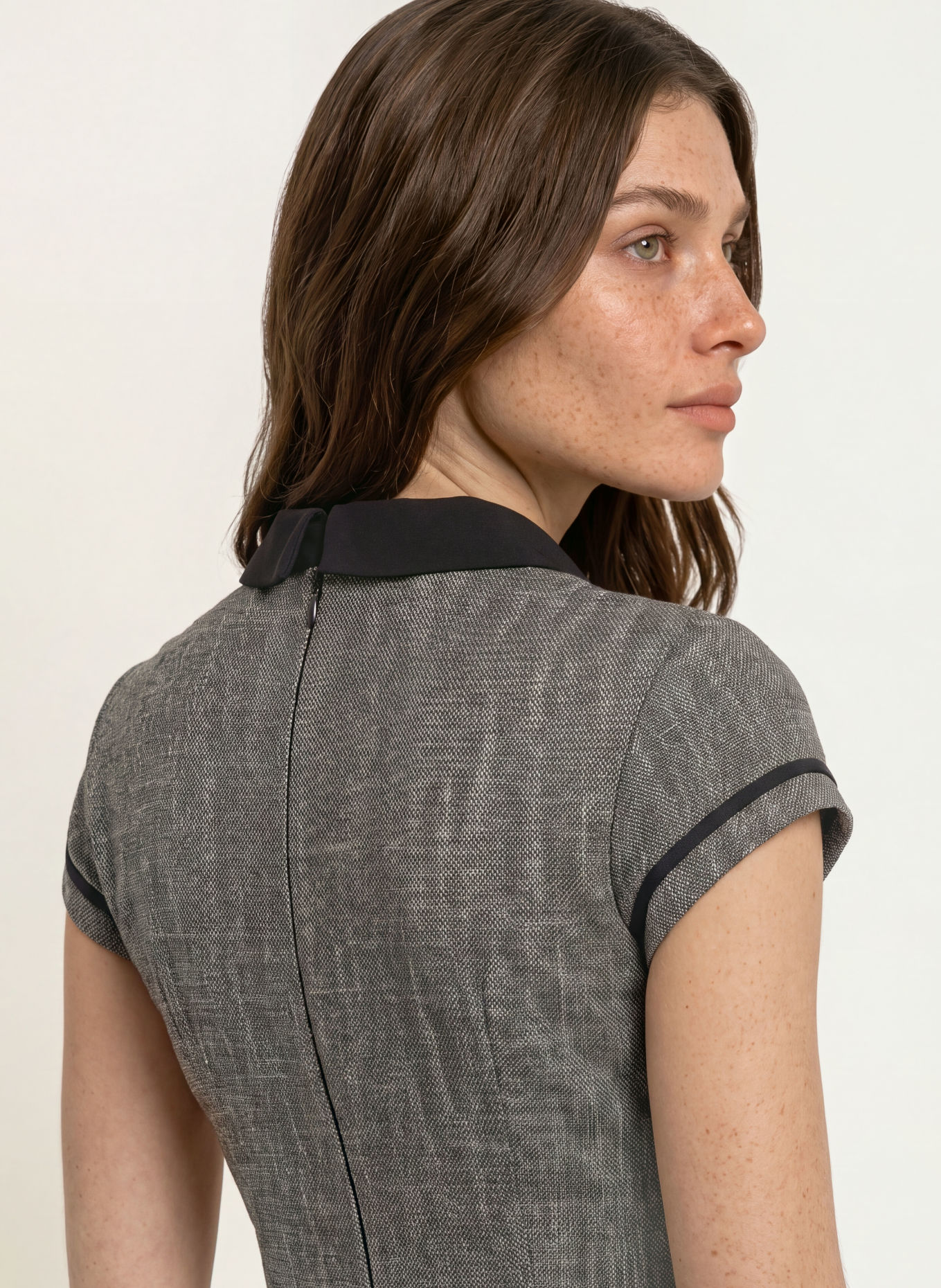 REISS Robe fourreau AVA à rayures galon: GRIS FONCÉ / NOIR