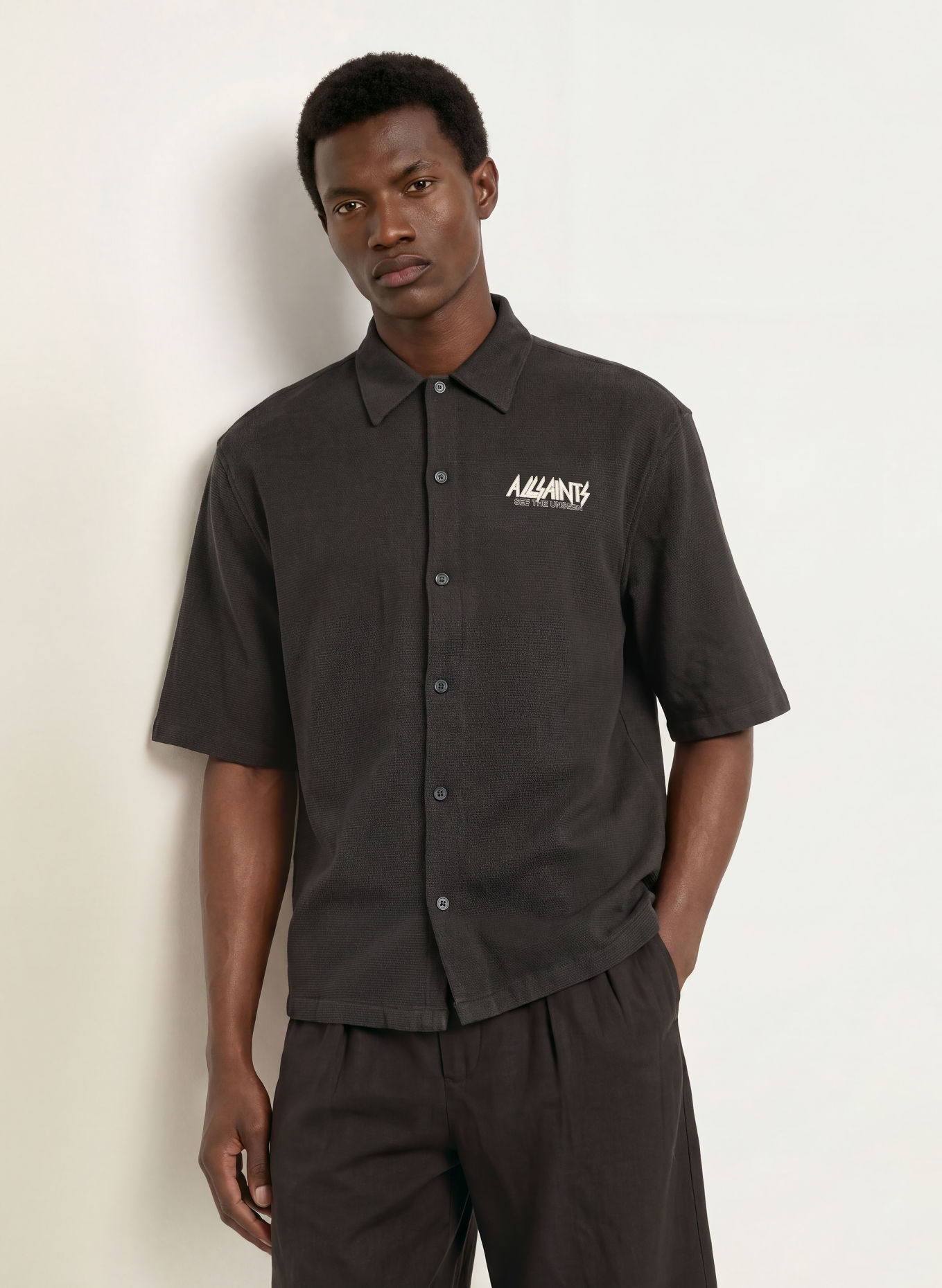 ALLSAINTS Kortärmad skjorta SYNTH Oversized Fit: SVART / VIT