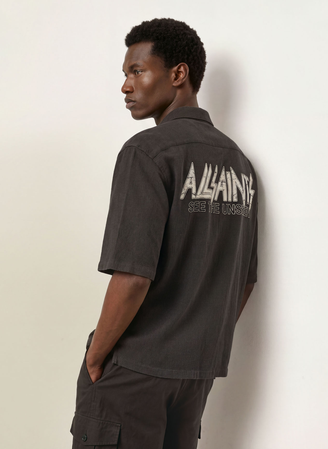ALLSAINTS Kortärmad skjorta SYNTH Oversized Fit: SVART / VIT