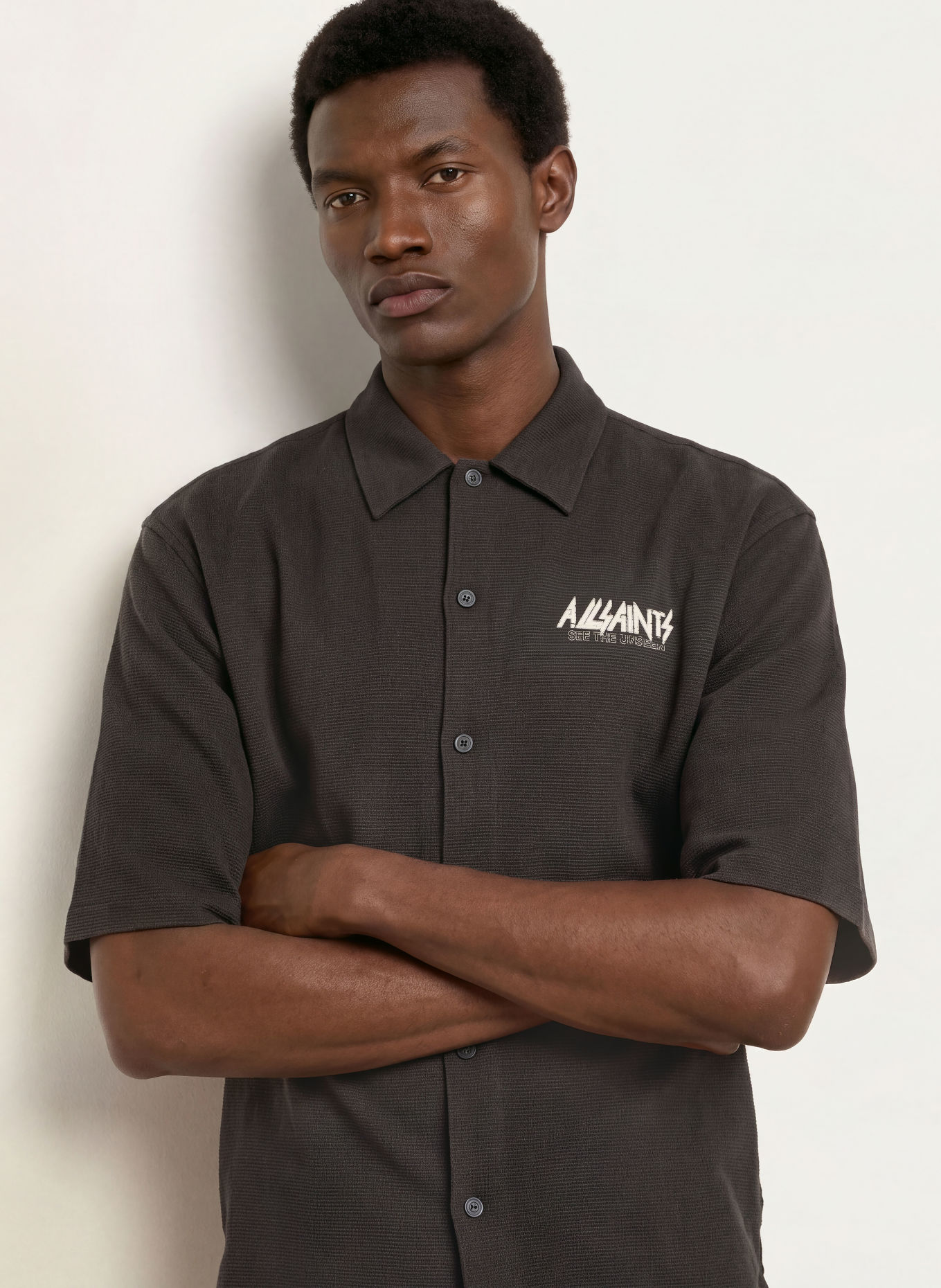 ALLSAINTS Kortärmad skjorta SYNTH Oversized Fit: SVART / VIT