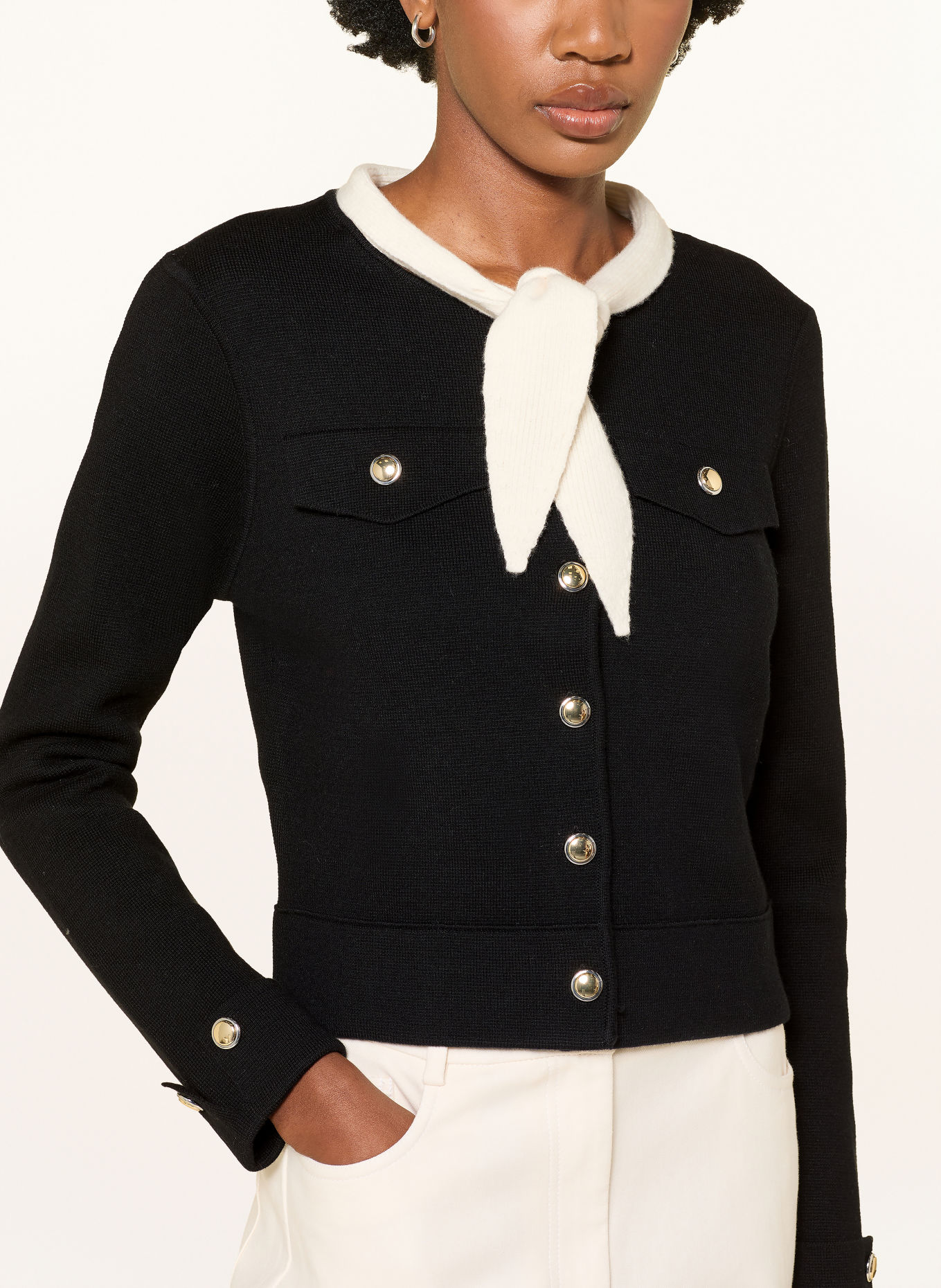 CLAUDIE PIERLOT Strickjacke mit abnehmbarem Kragen: SCHWARZ / WEISS