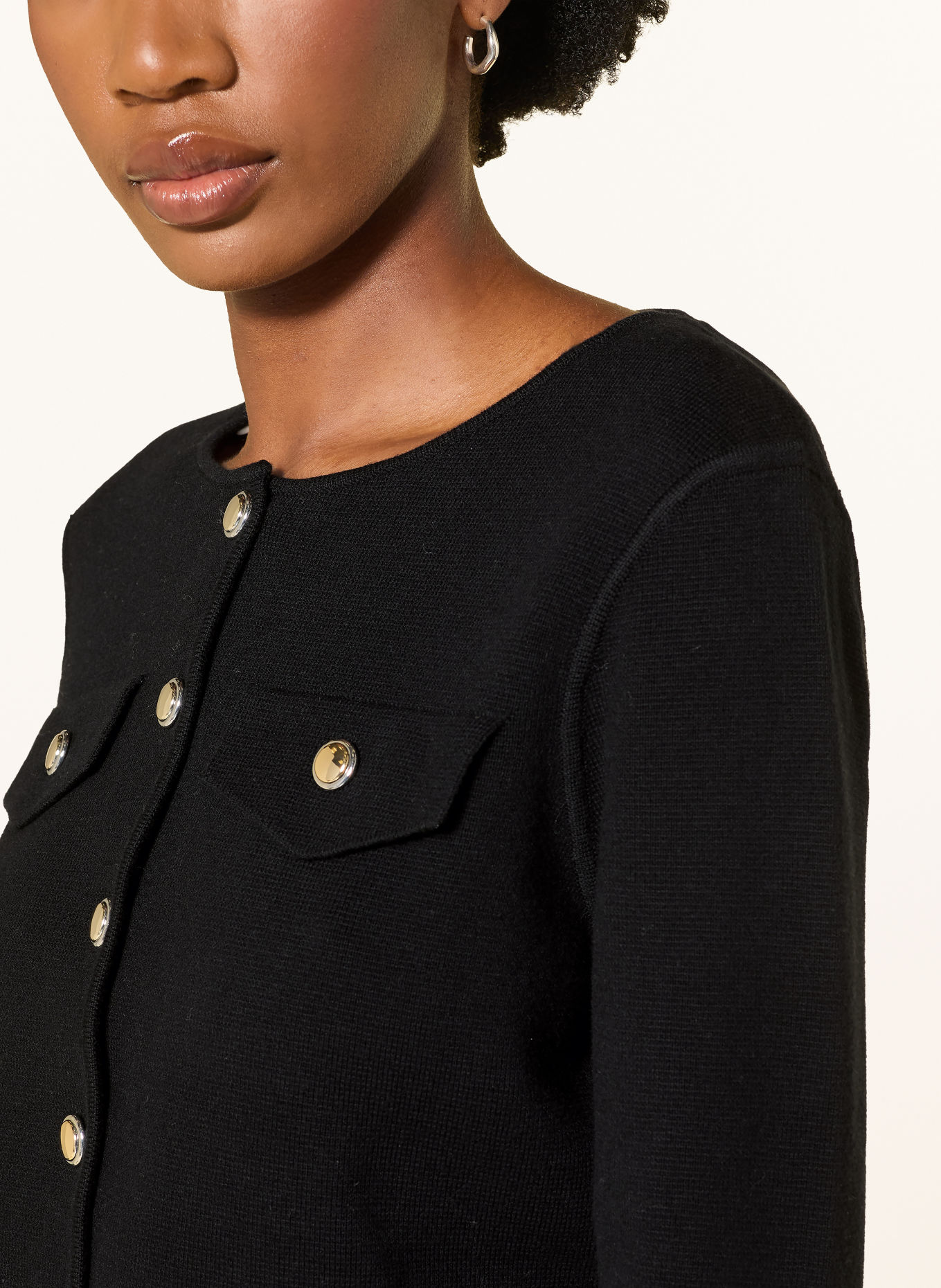 CLAUDIE PIERLOT Strickjacke mit abnehmbarem Kragen: SCHWARZ / WEISS