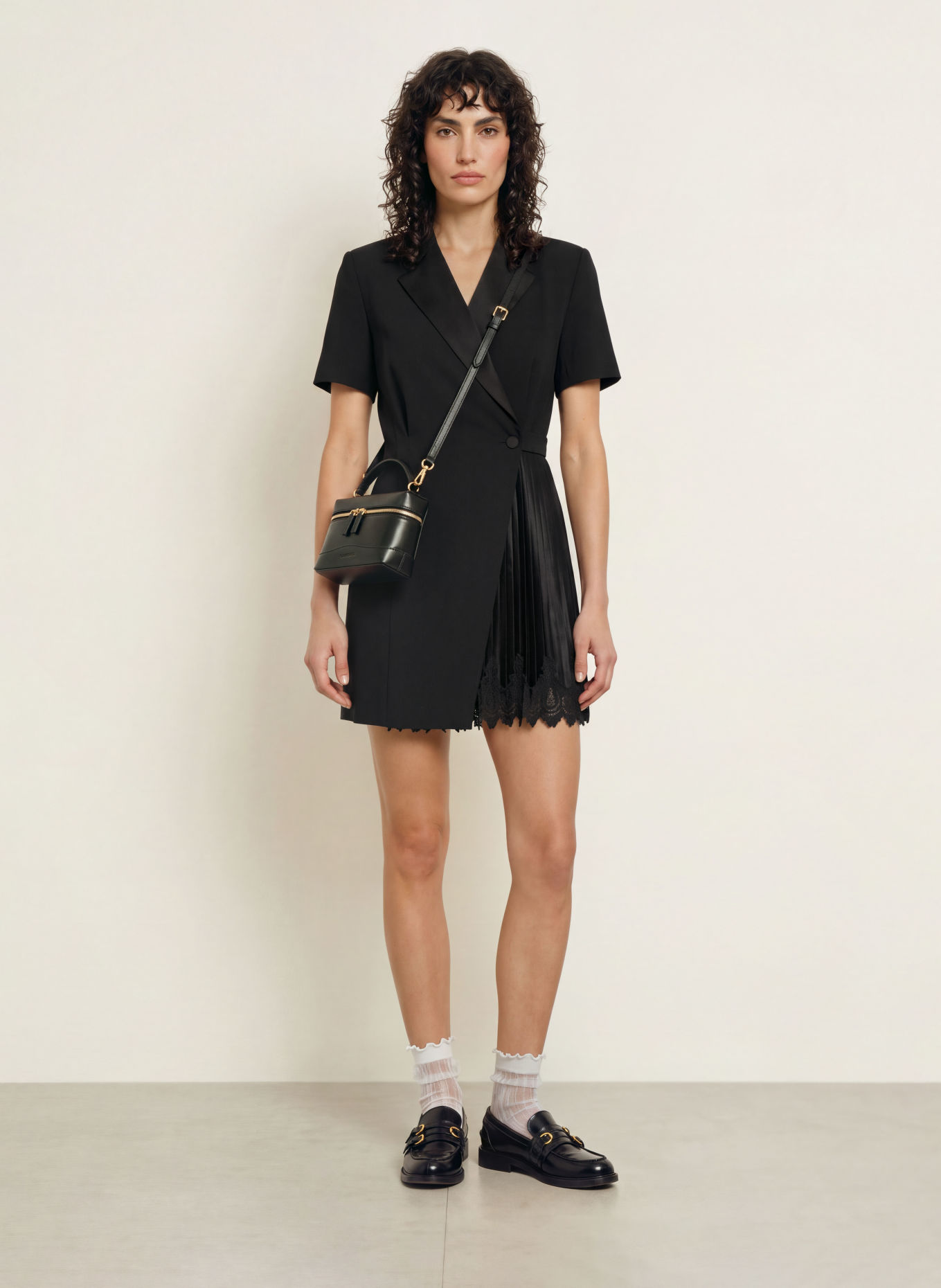 SANDRO Wickelkleid mit Plissees: SCHWARZ