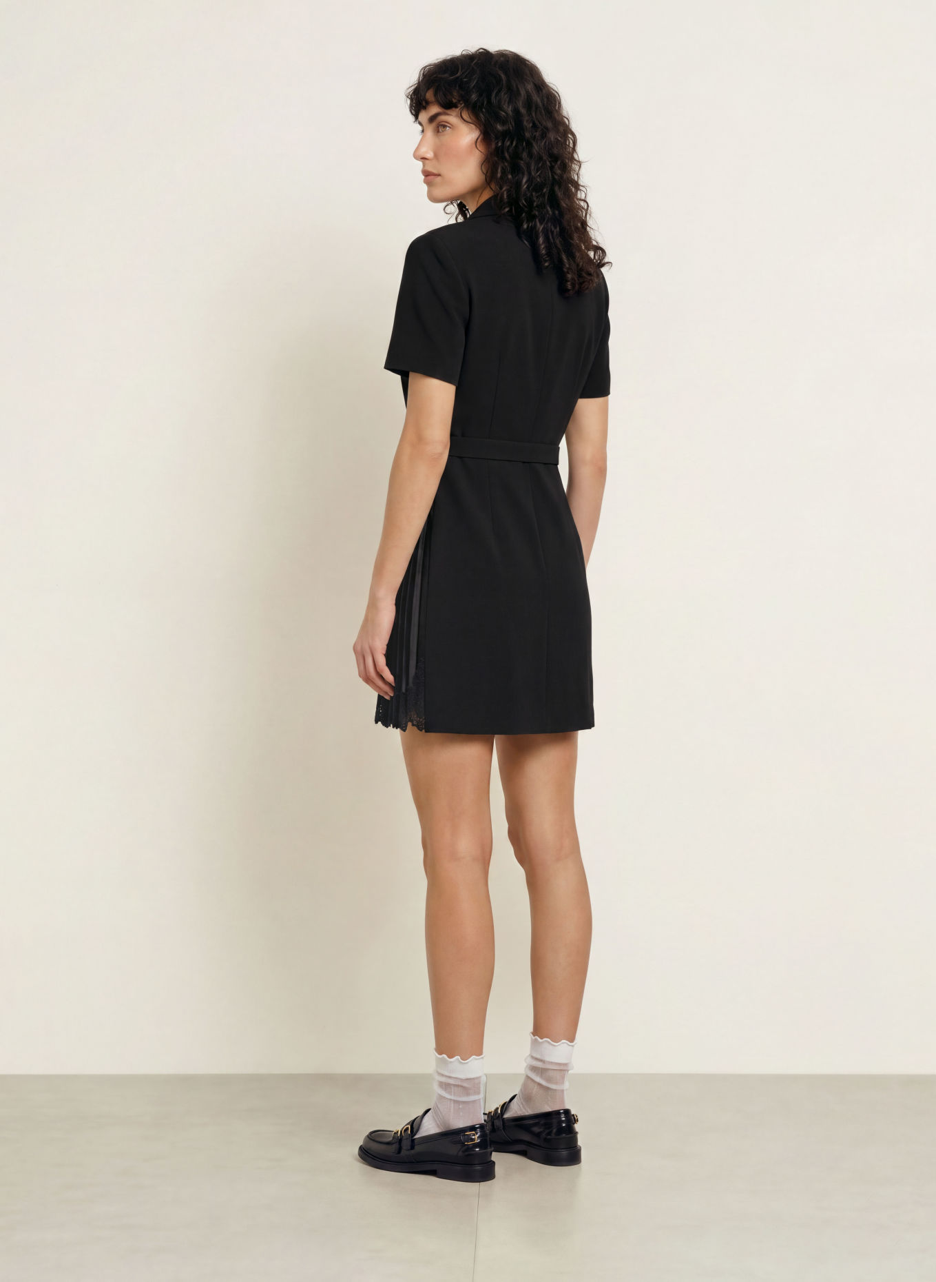 SANDRO Wickelkleid mit Plissees: SCHWARZ