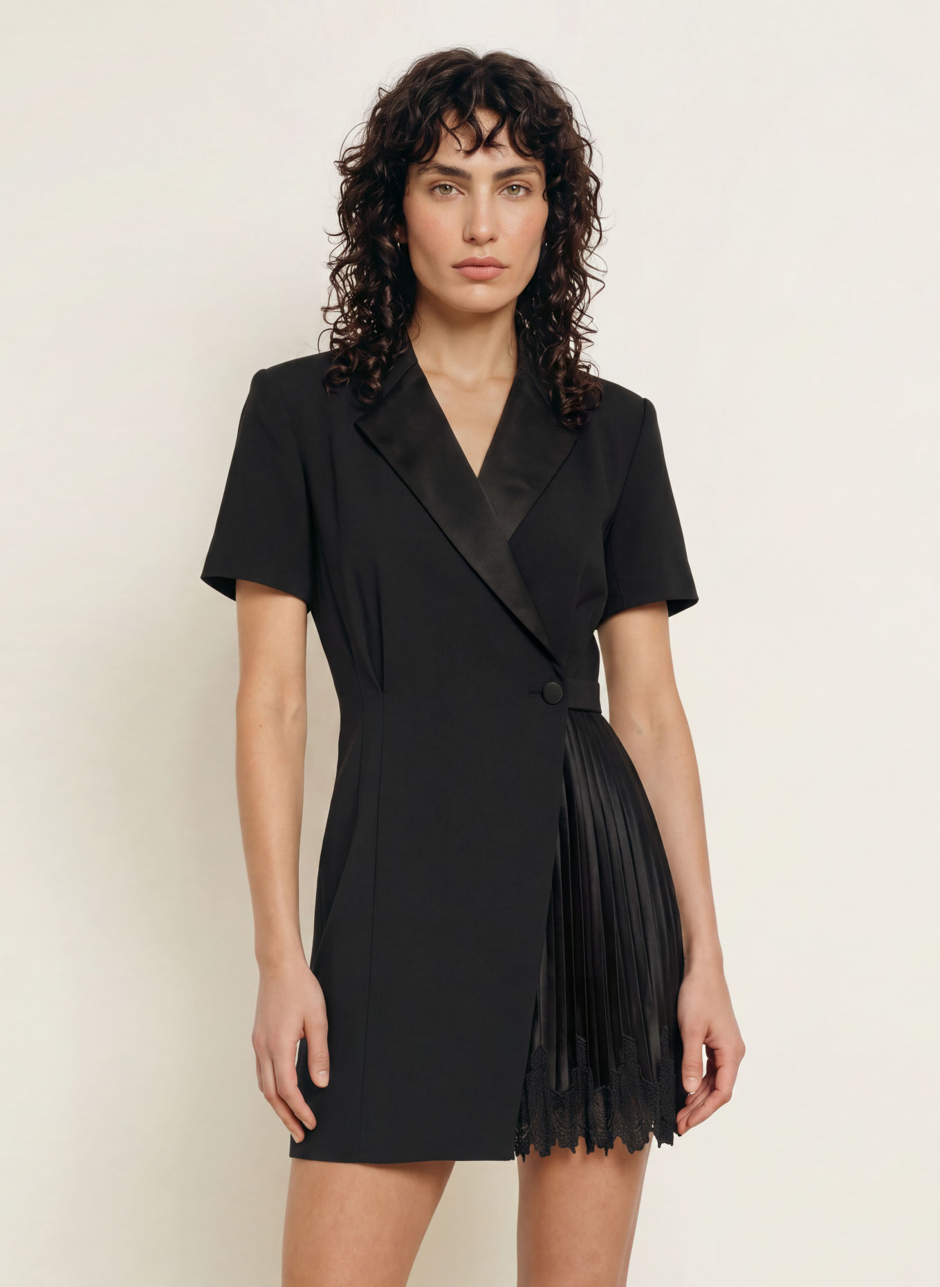 SANDRO Wickelkleid mit Plissees: SCHWARZ