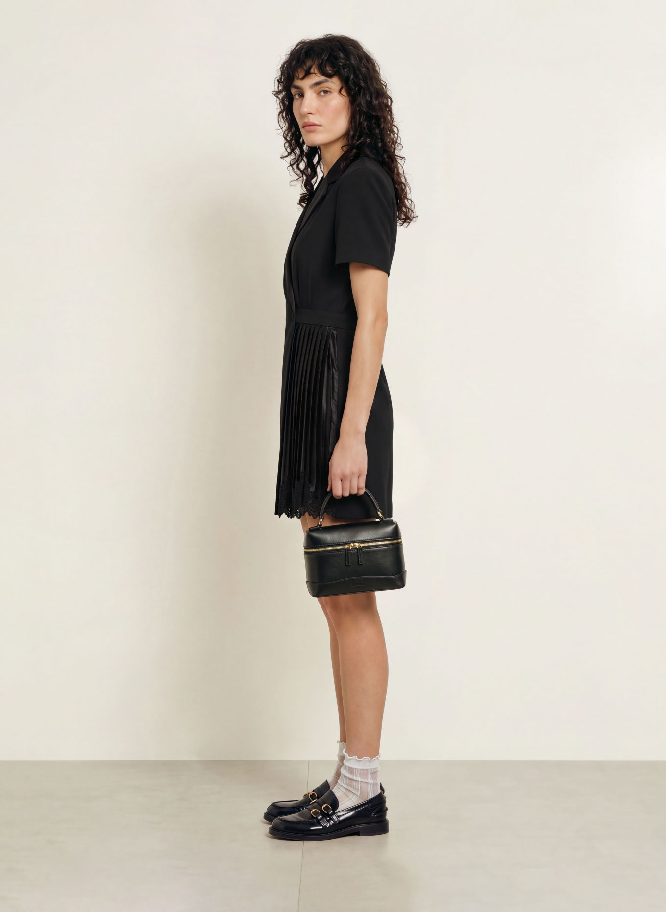 SANDRO Wickelkleid mit Plissees: SCHWARZ