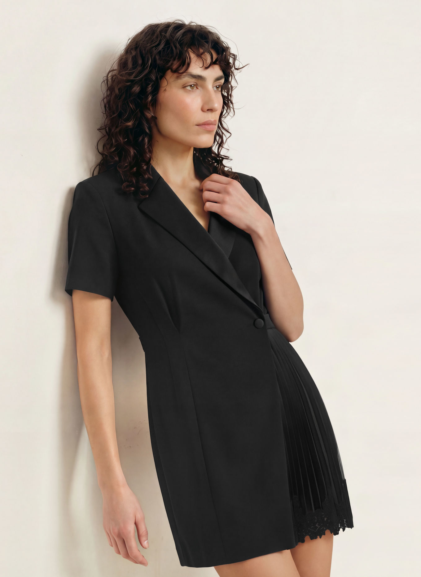 SANDRO Wickelkleid mit Plissees: SCHWARZ
