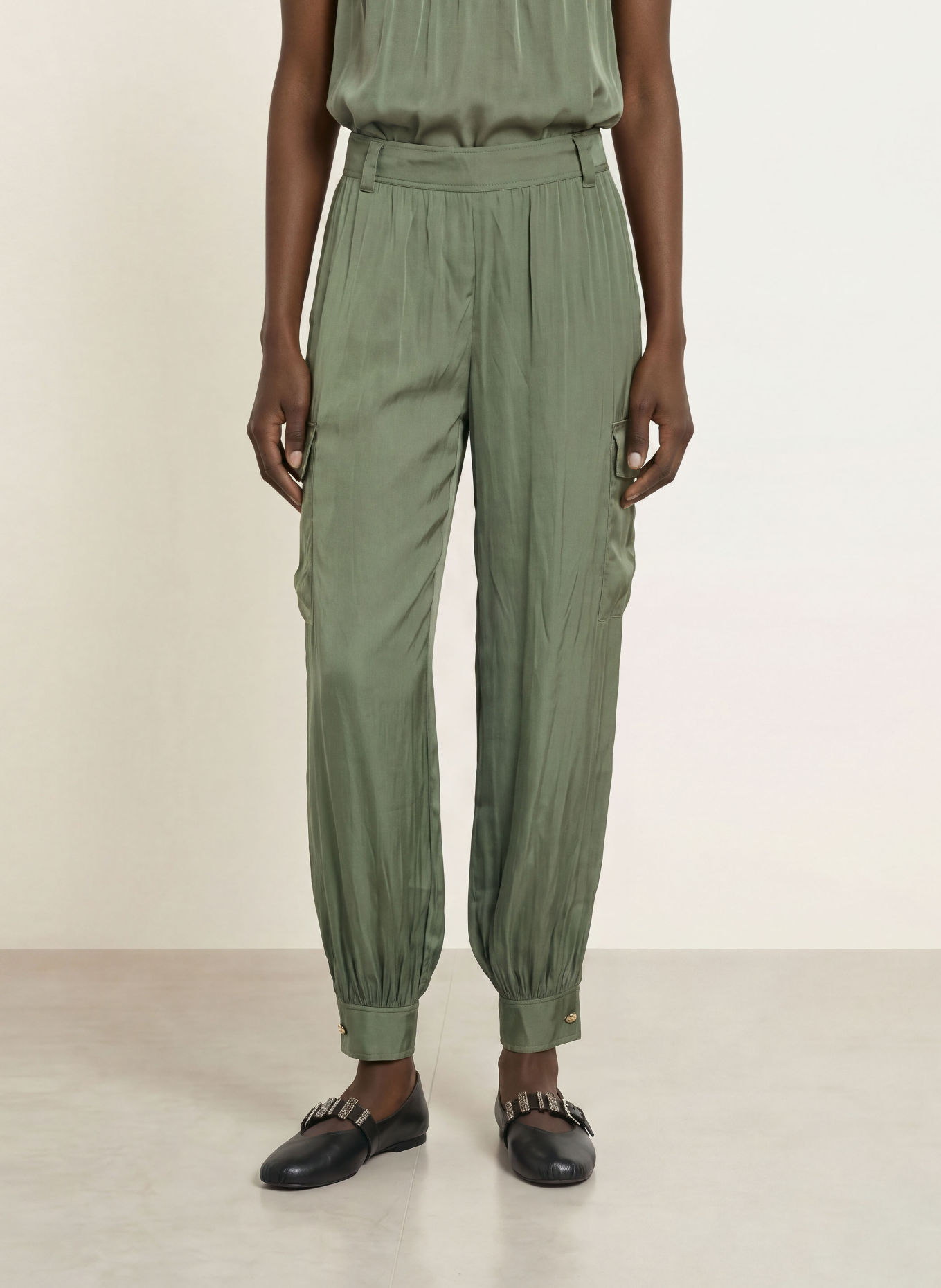 ba&sh Cargohose CELIA aus Satin: GRÜN