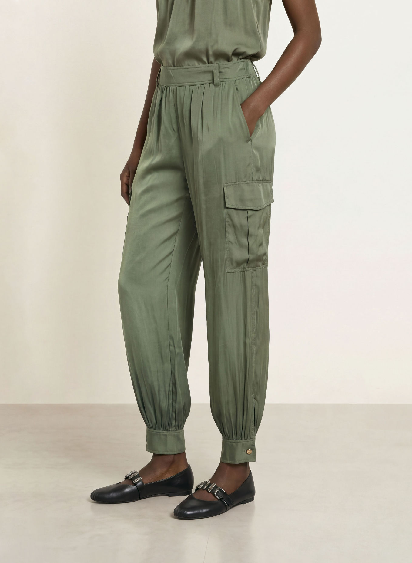 ba&sh Cargohose CELIA aus Satin: GRÜN