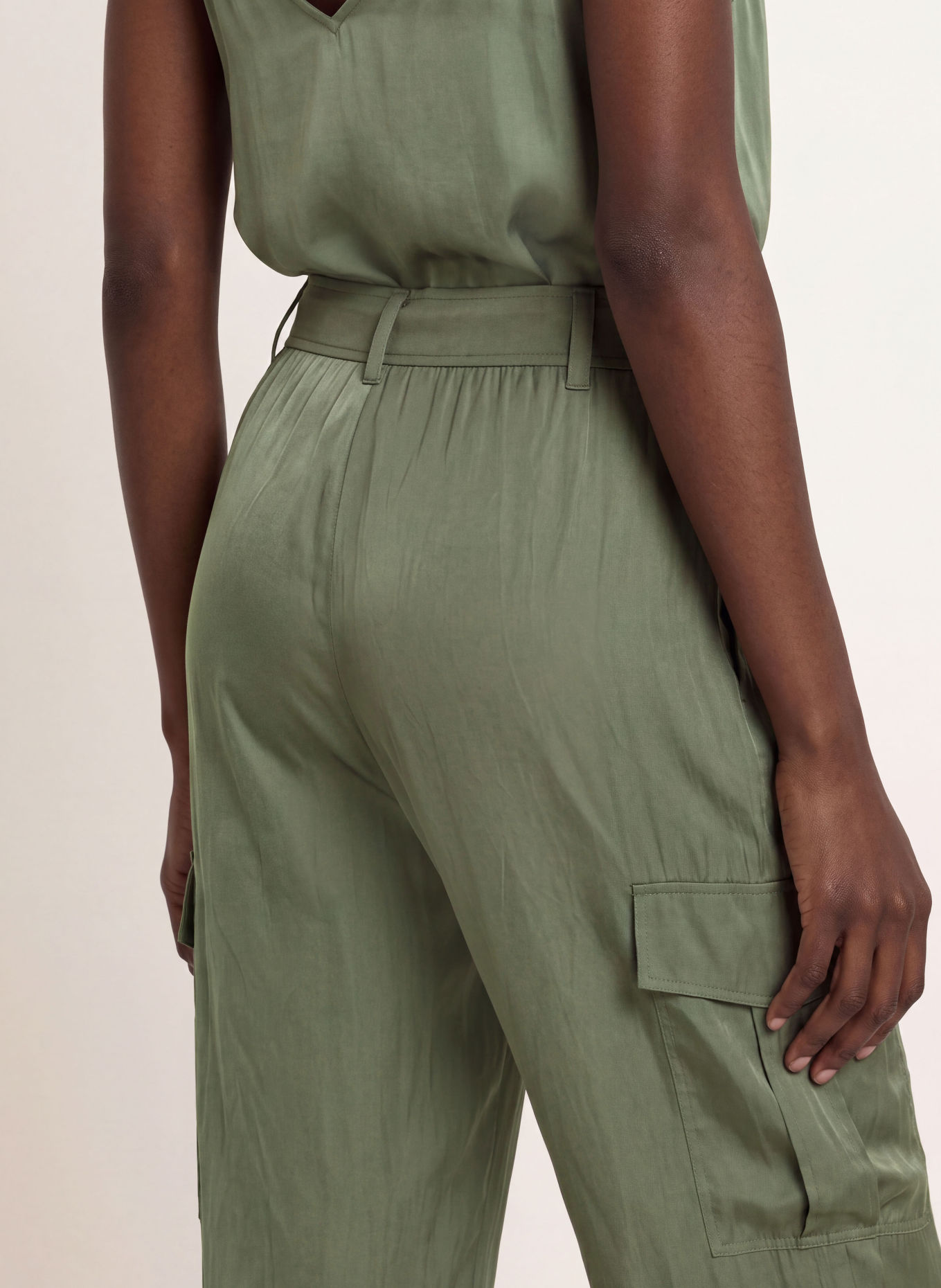 ba&sh Cargohose CELIA aus Satin: GRÜN