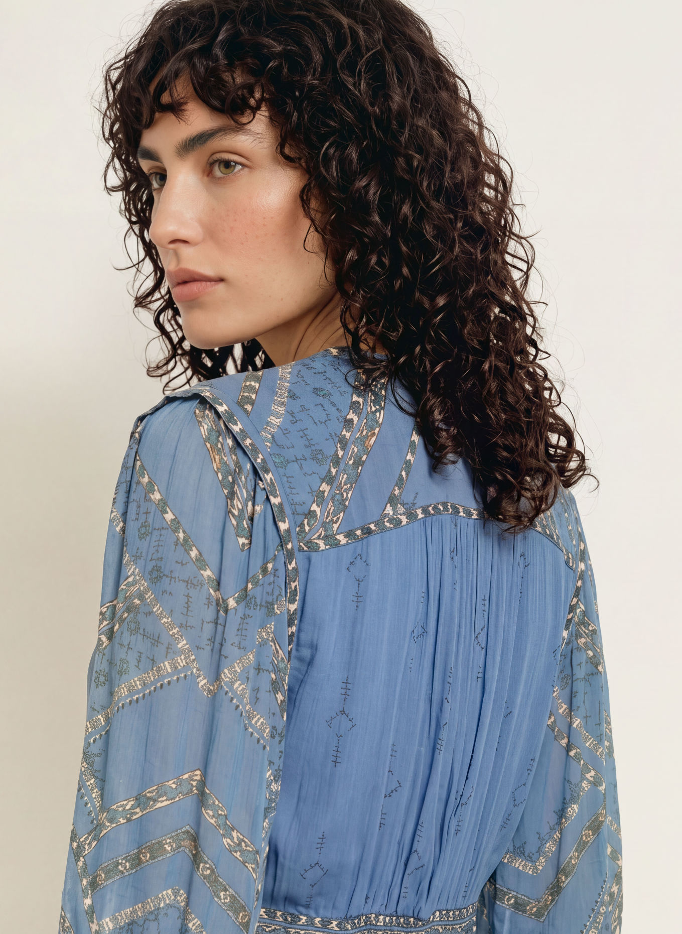 ba&sh Kleid POLY mit 3/4-Arm und Rüschen: BLAU / HELLBRAUN / DUNKELBLAU