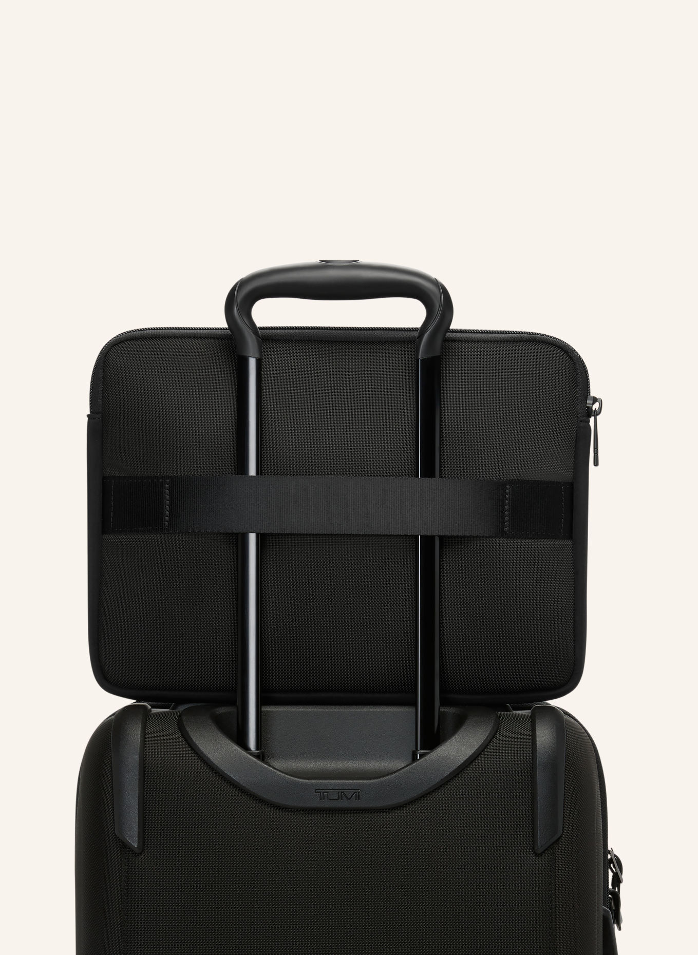 TUMI ALPHA laptopfodral MEDIUM: SVART
