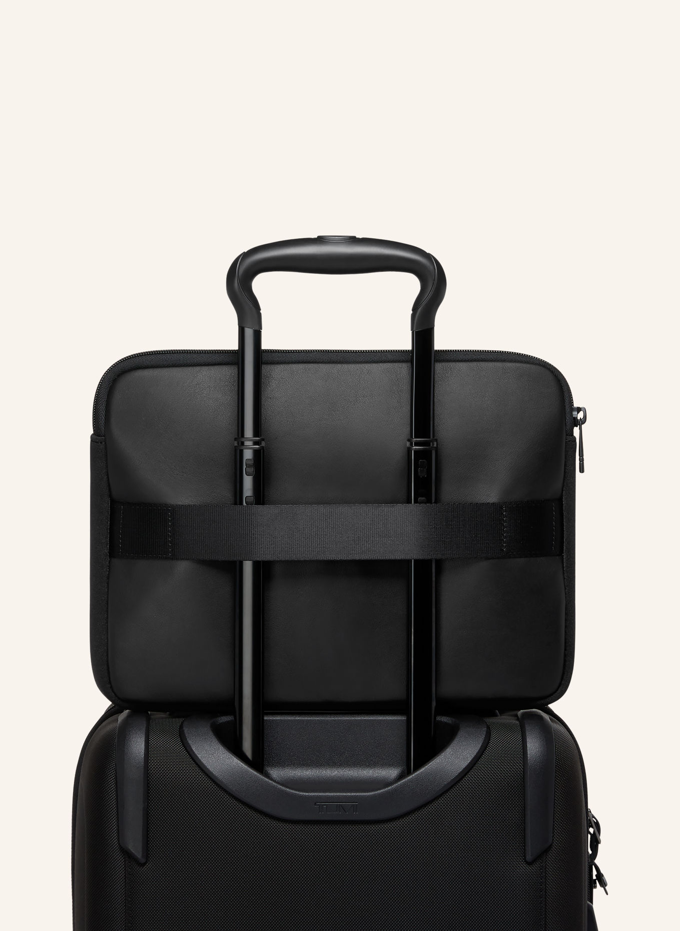 TUMI ALPHA laptophoes MEDIUM: ZWART