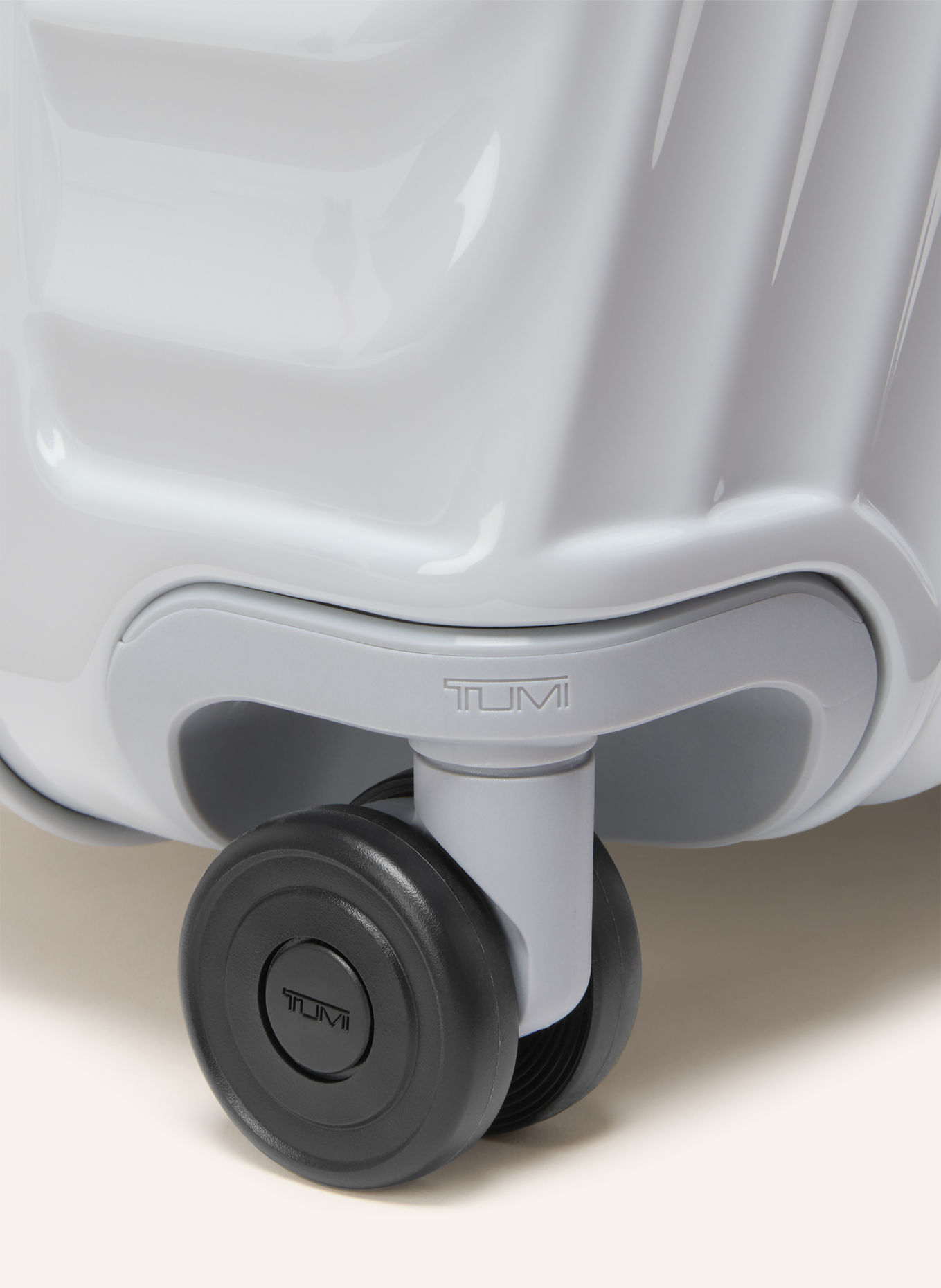 TUMI Valise à roulettes 19 DEGREE FRONT ACCESS EXPANDABLE CARRY-ON: GRIS CLAIR