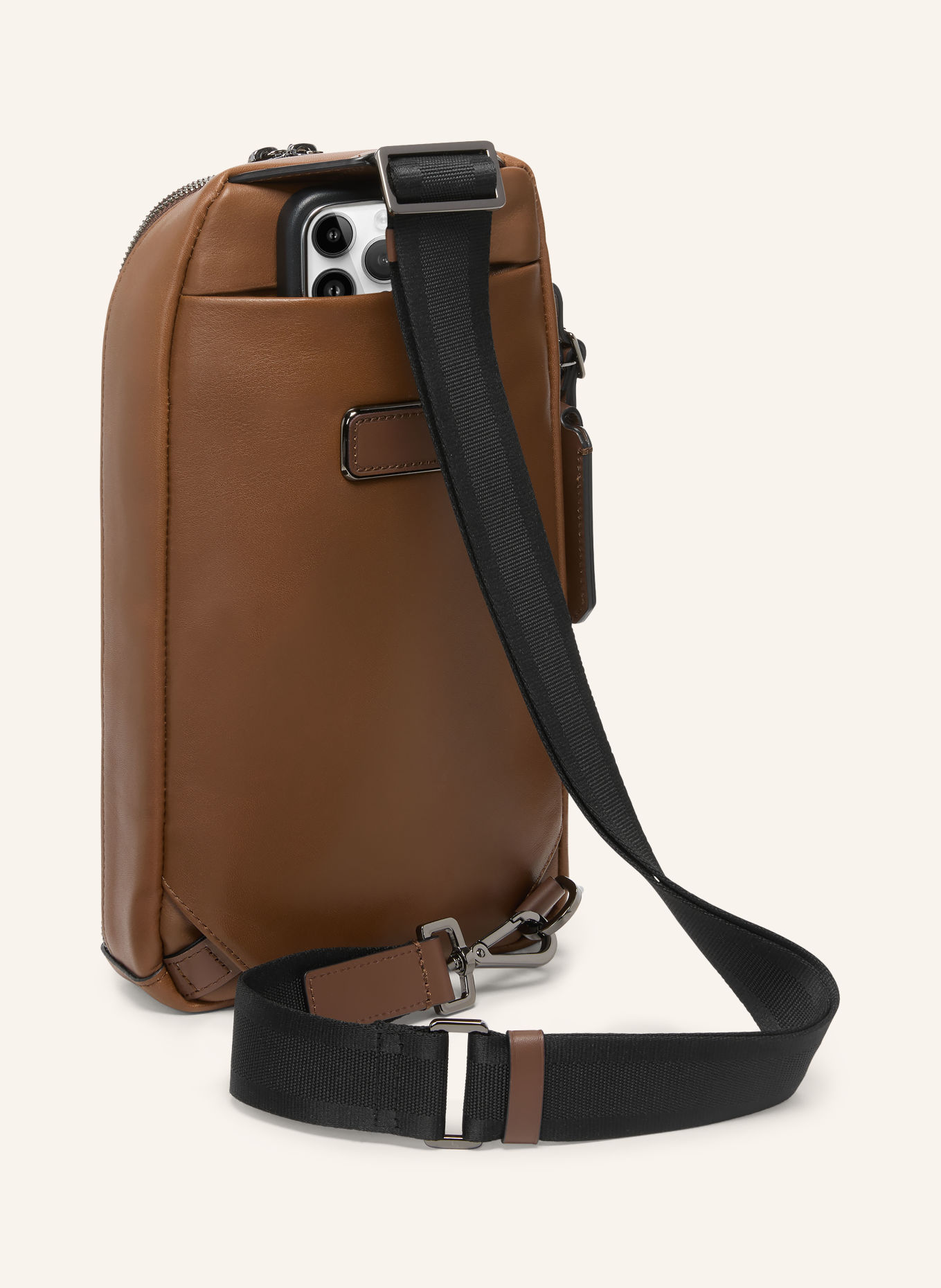 TUMI HARRISON schoudertas GREGORY SLING: COGNAC