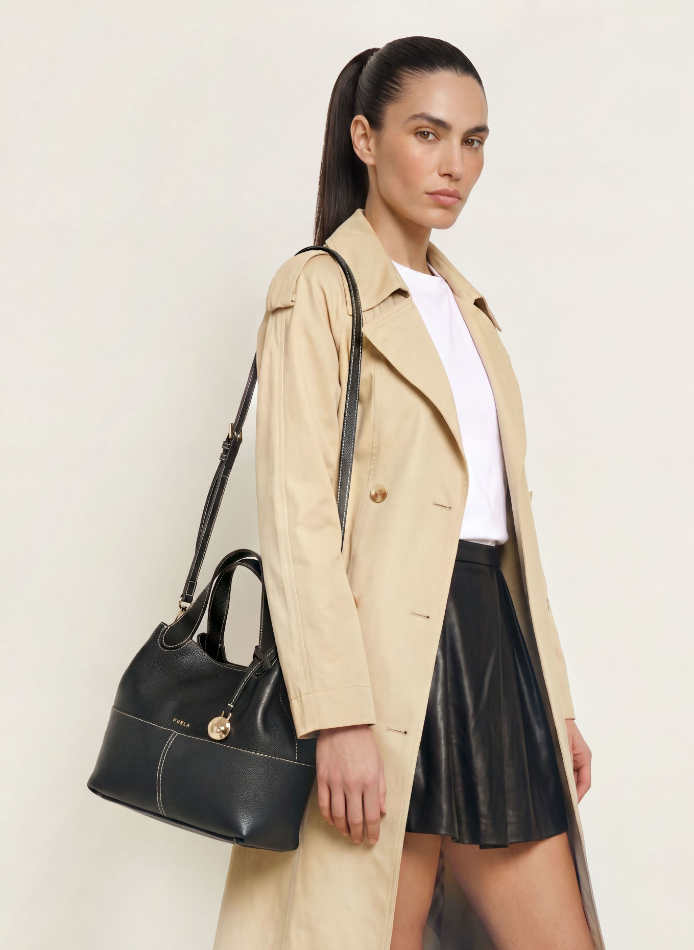 FURLA Geantă tip sac PRIMROSE MEDIUM cu buzunar: NEGRU / AUR