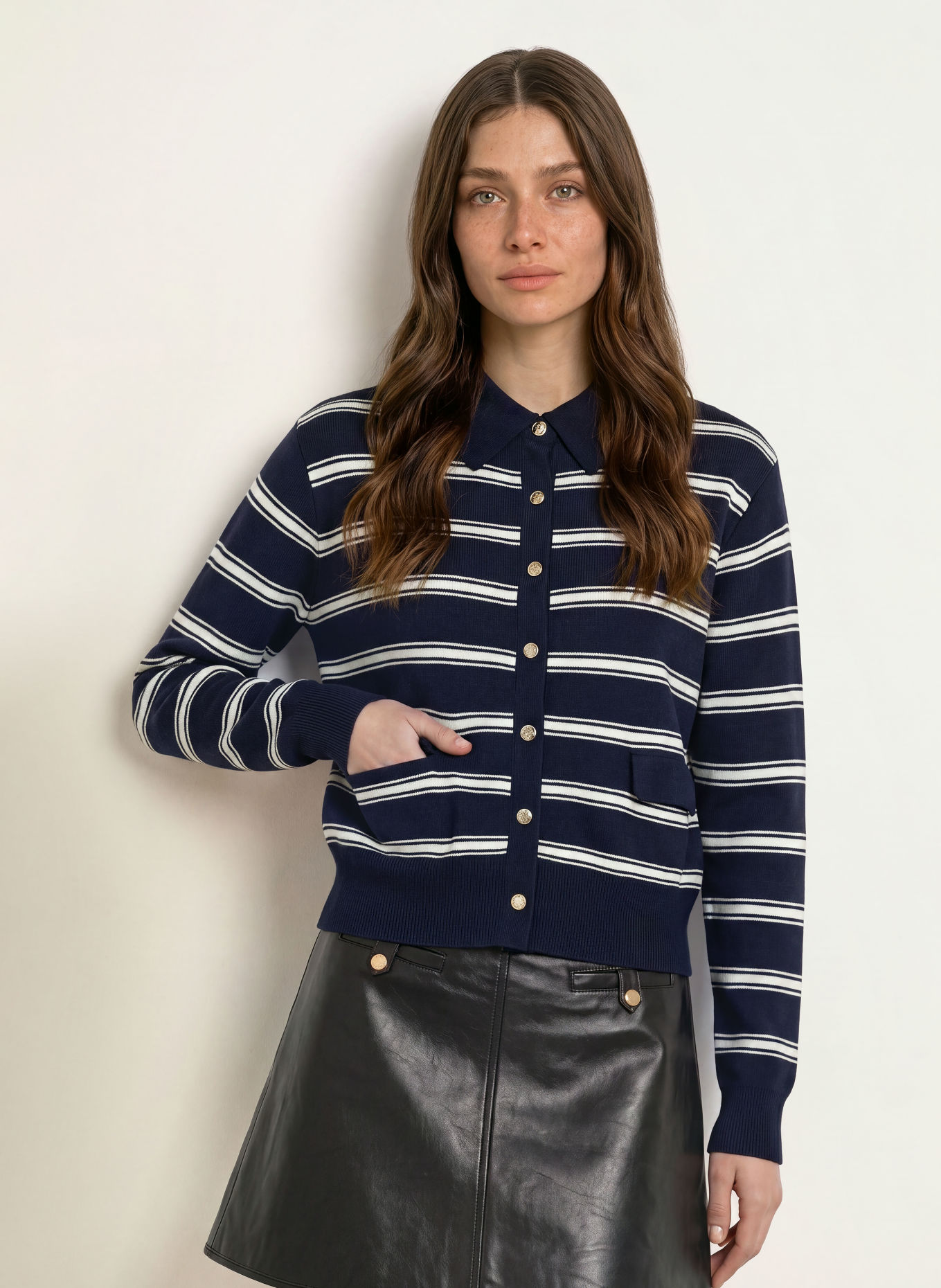 CLAUDIE PIERLOT Strickjacke: DUNKELBLAU / WEISS