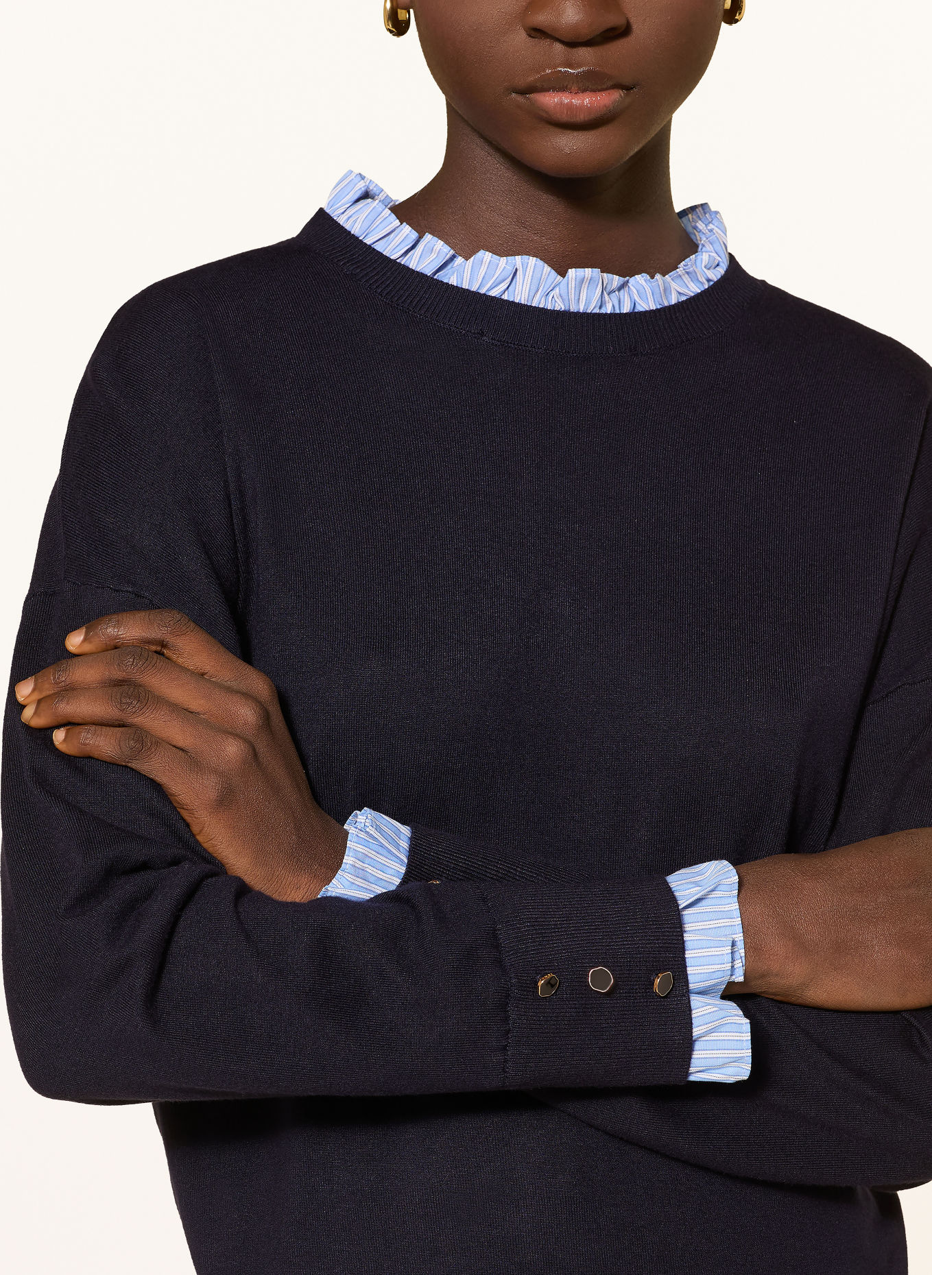 Phase Eight Pull JENNA avec col amovible et volants: BLEU FONCÉ / BLEU CLAIR / BLANC
