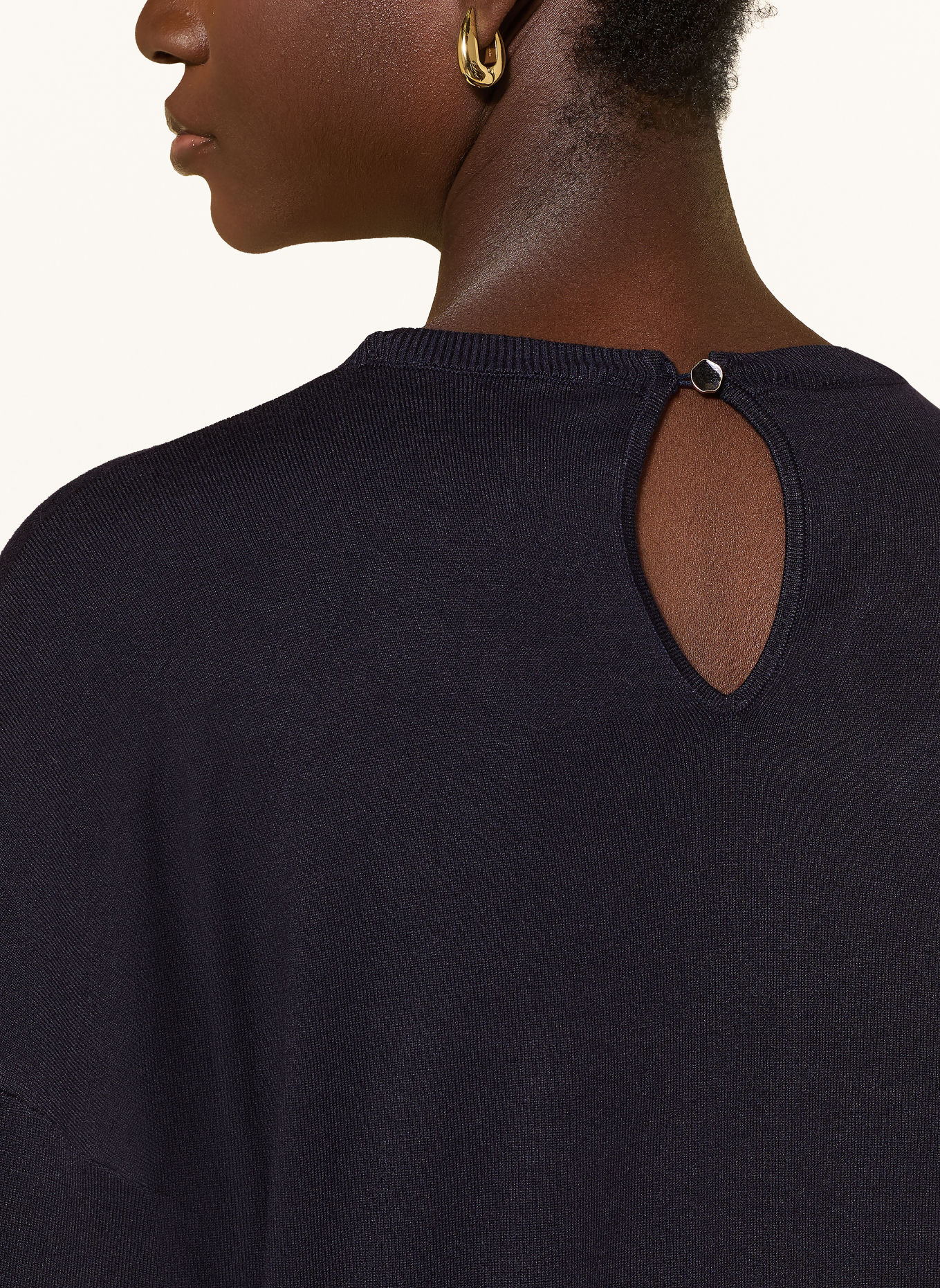 Phase Eight Pull JENNA avec col amovible et volants: BLEU FONCÉ / BLEU CLAIR / BLANC