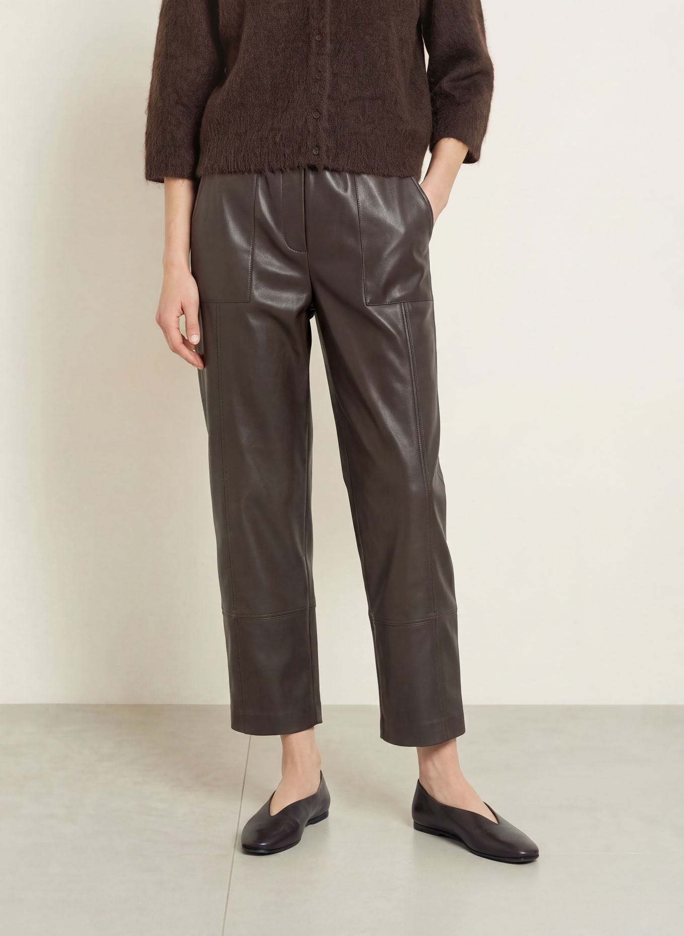 OPUS PANTS Kalhoty METTA v koženém vzhledu: TMAVĚ HNĚDÁ