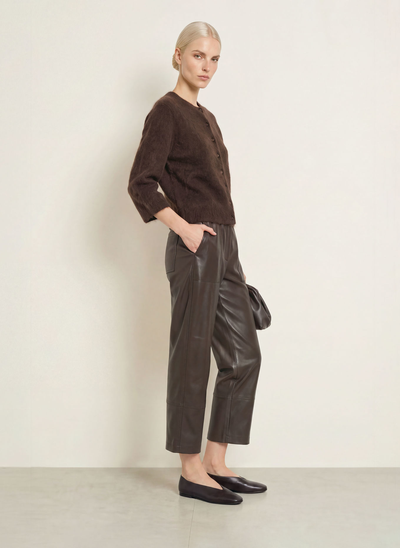 OPUS PANTS Kalhoty METTA v koženém vzhledu: TMAVĚ HNĚDÁ