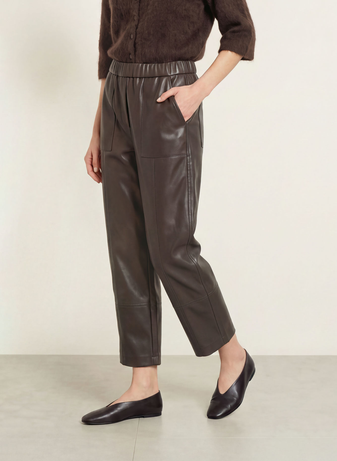 OPUS PANTS Kalhoty METTA v koženém vzhledu: TMAVĚ HNĚDÁ