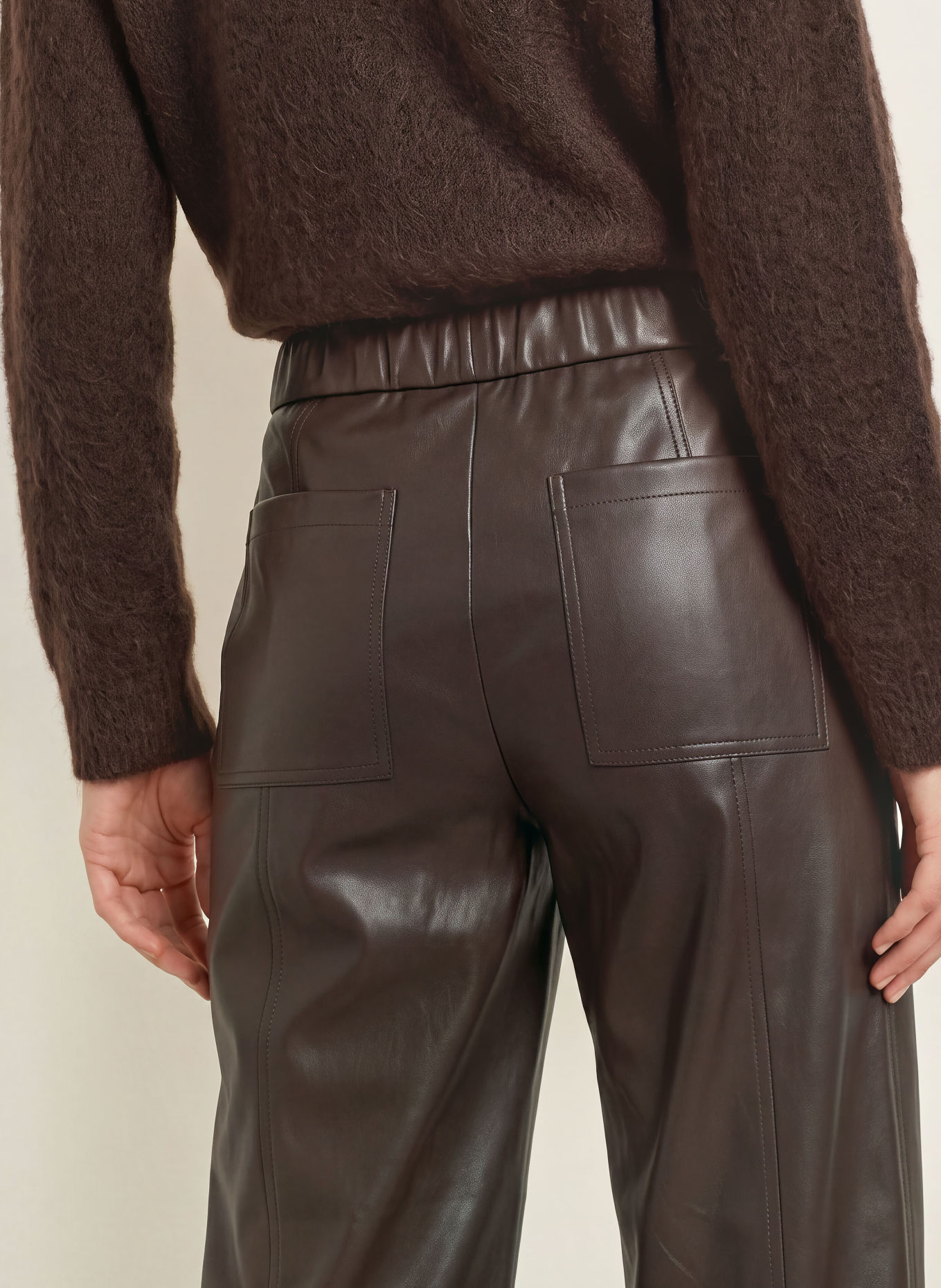 OPUS PANTS Kalhoty METTA v koženém vzhledu: TMAVĚ HNĚDÁ